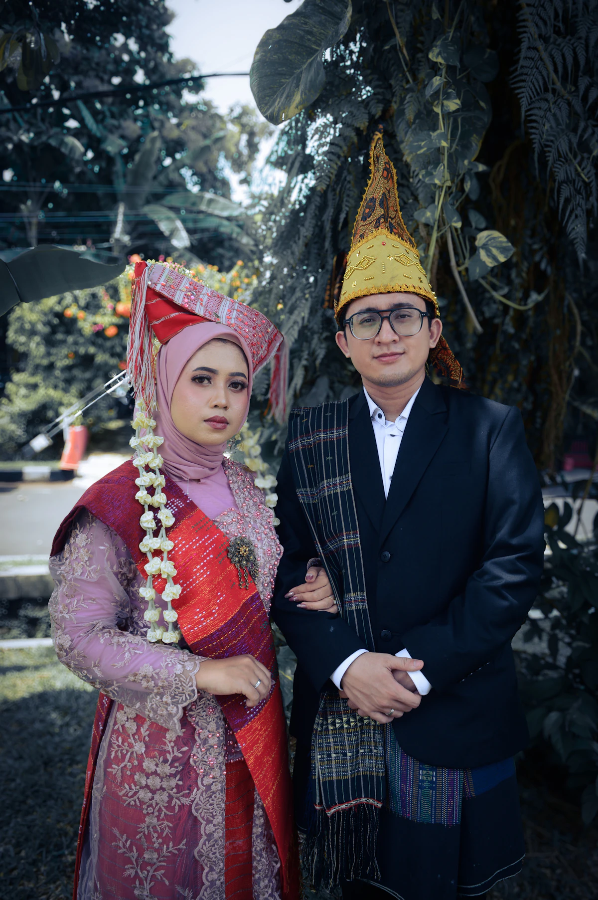 Pasangan dengan busana pernikahan tradisional