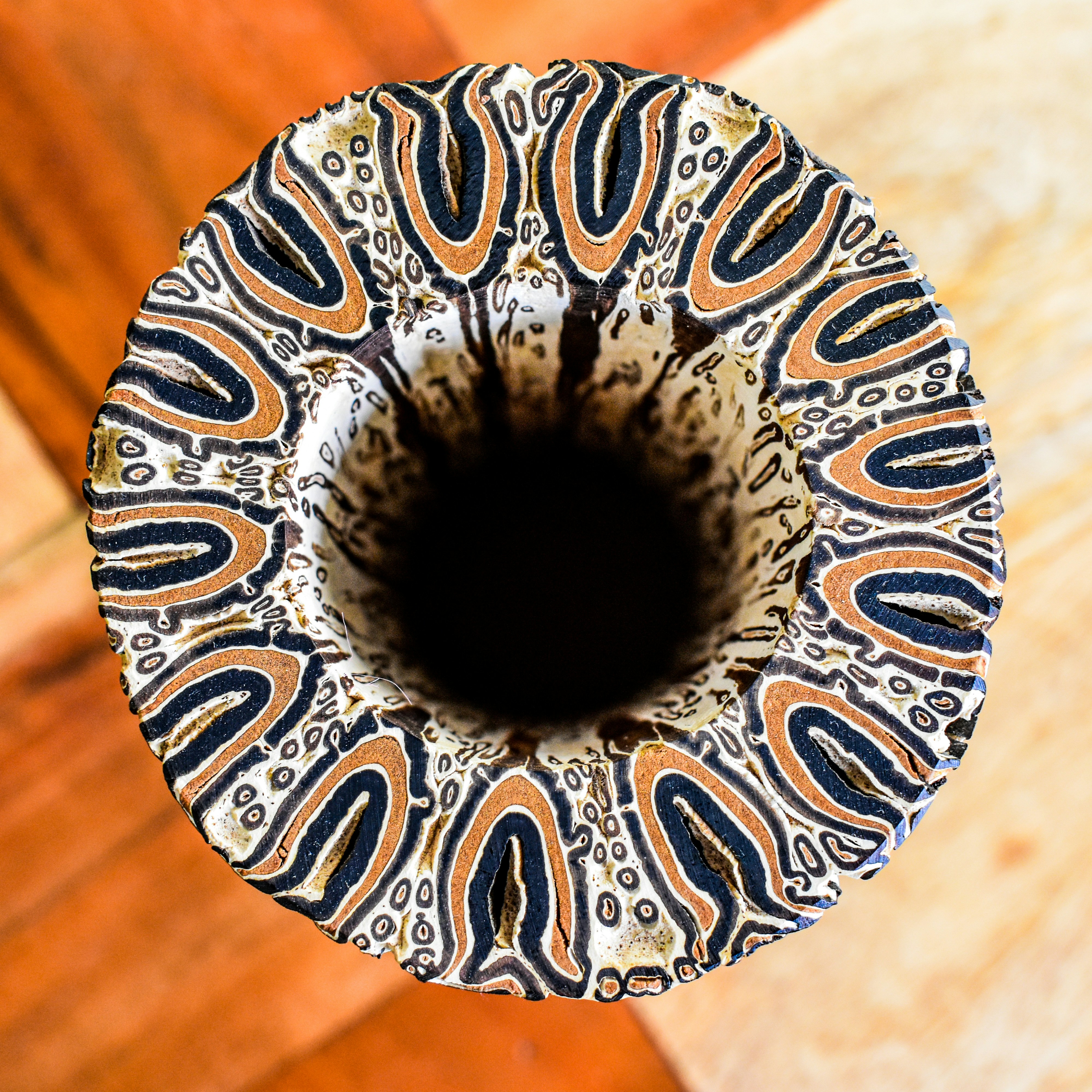 Vue du haut d’un vase décoratif aux motifs complexes