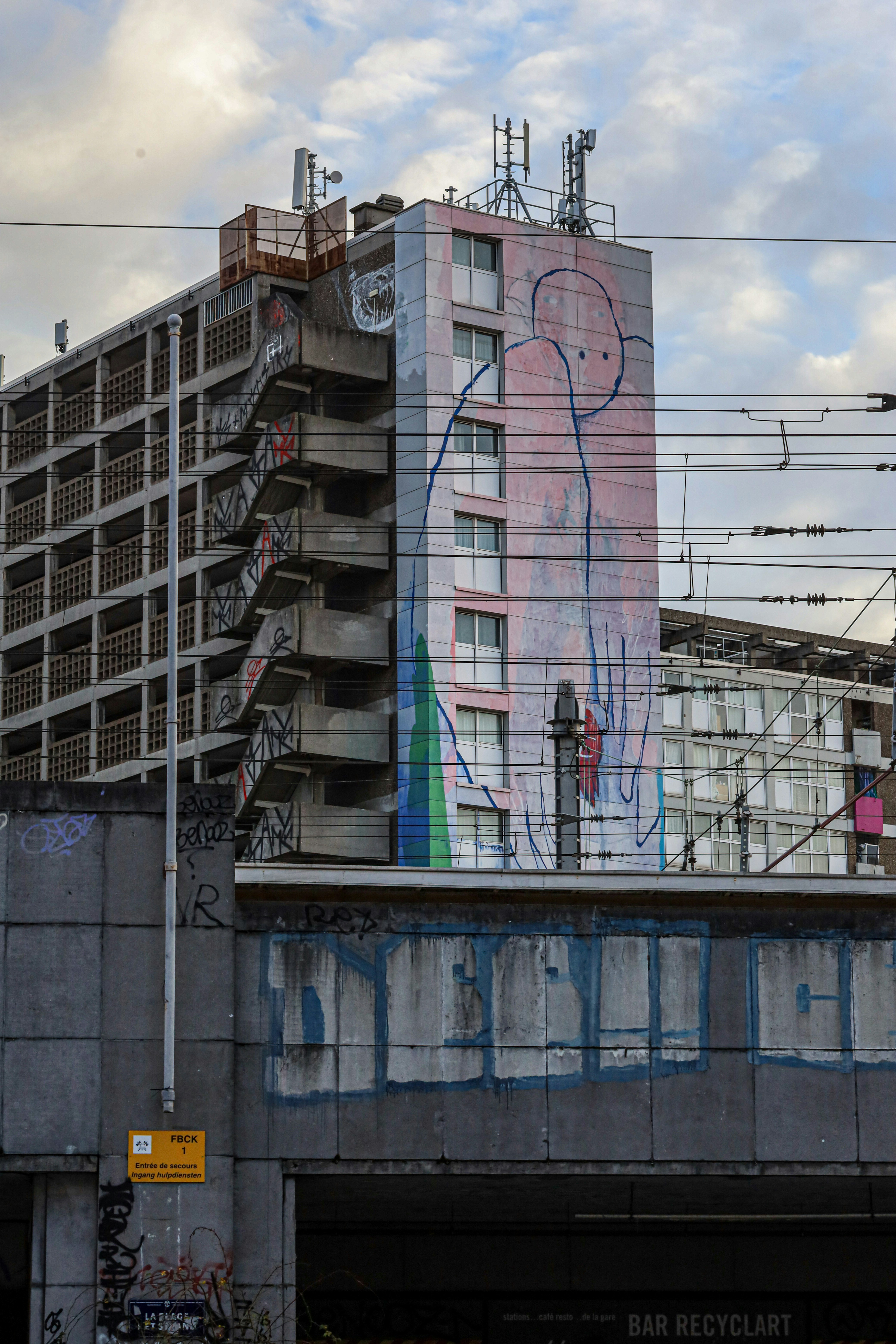 Un grand bâtiment avec de grandes fresques abstraites.