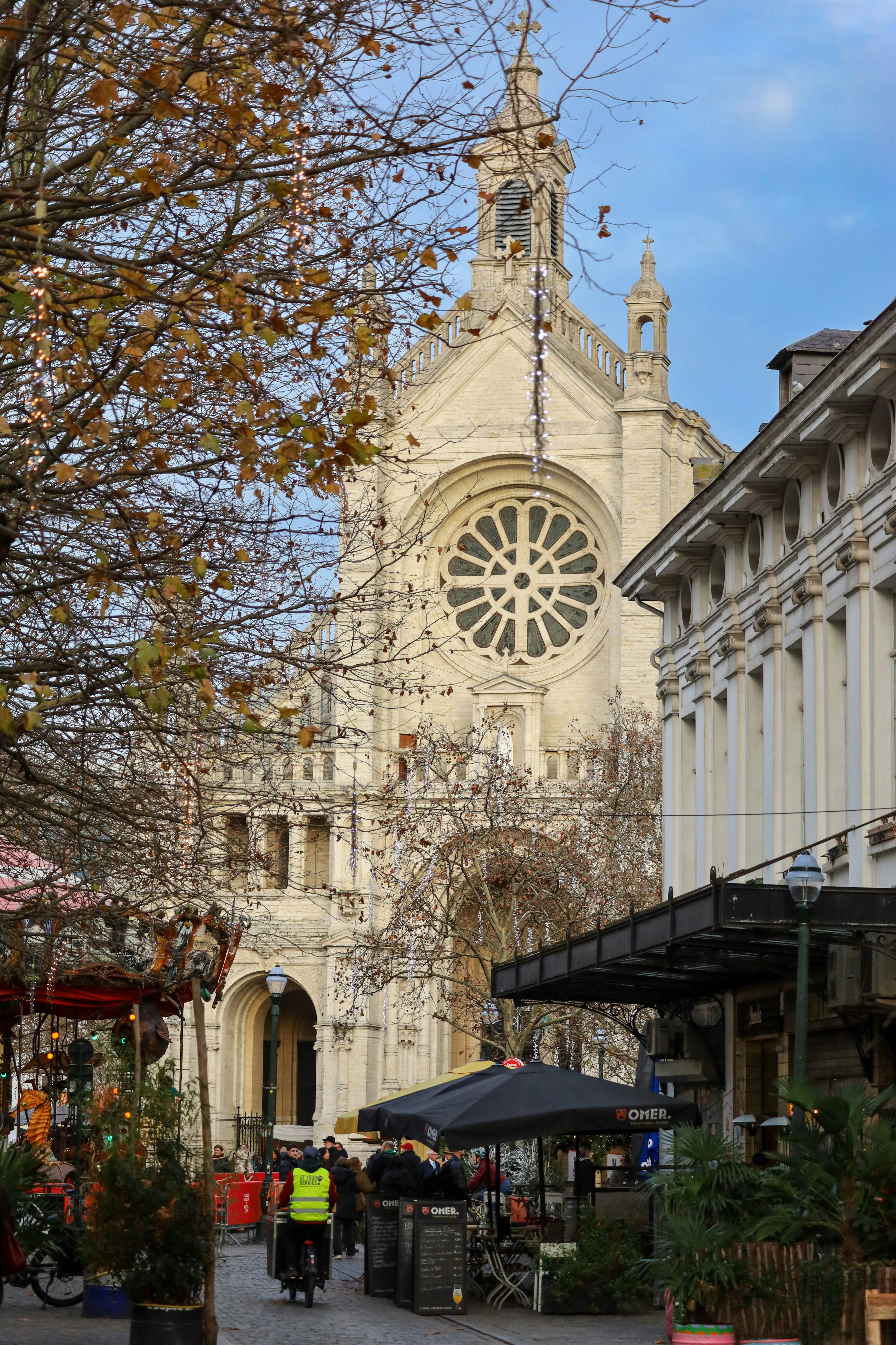 Scène de rue avec église et étals de marché