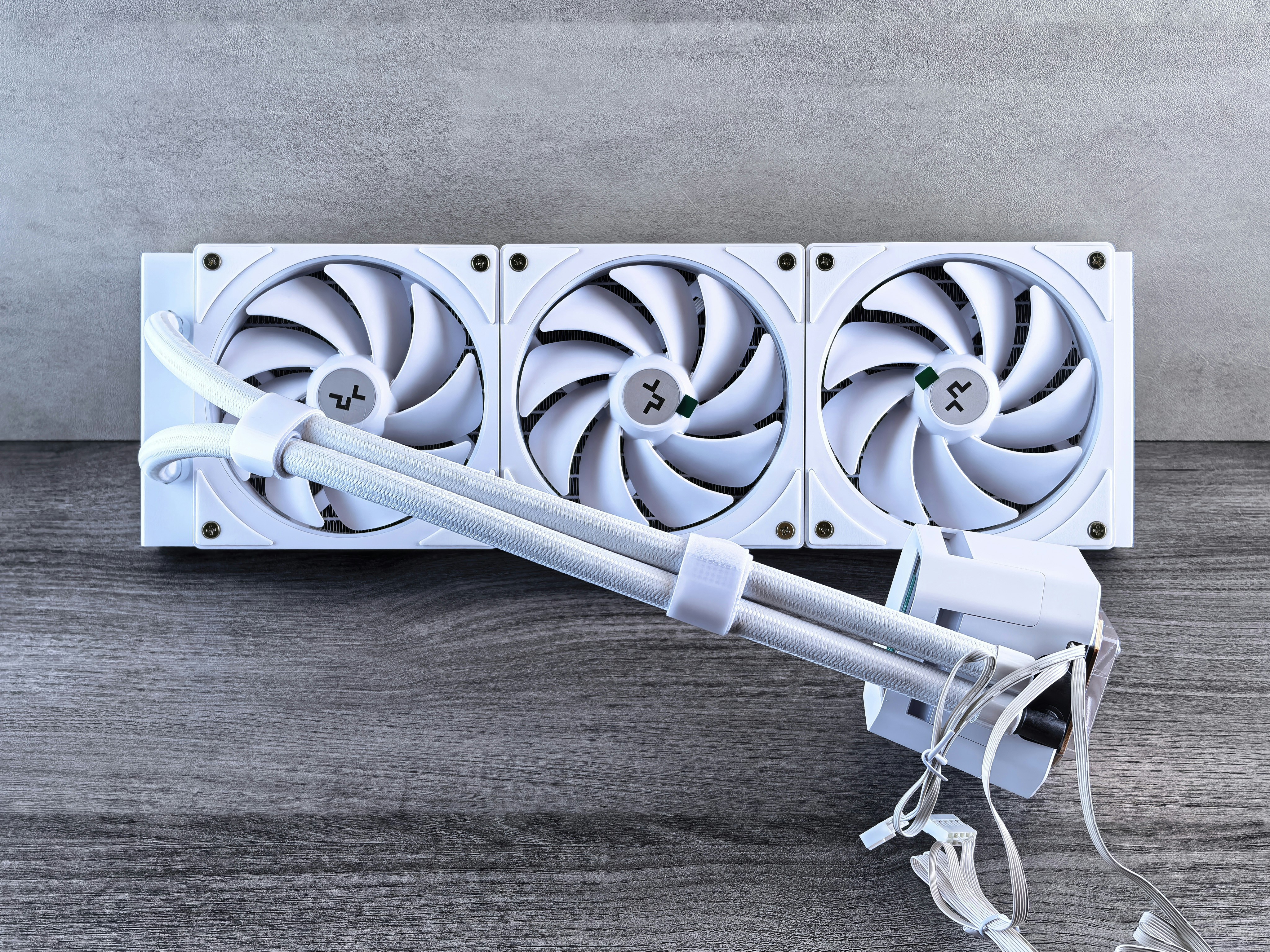 Refroidisseur CPU blanc avec trois ventilateurs