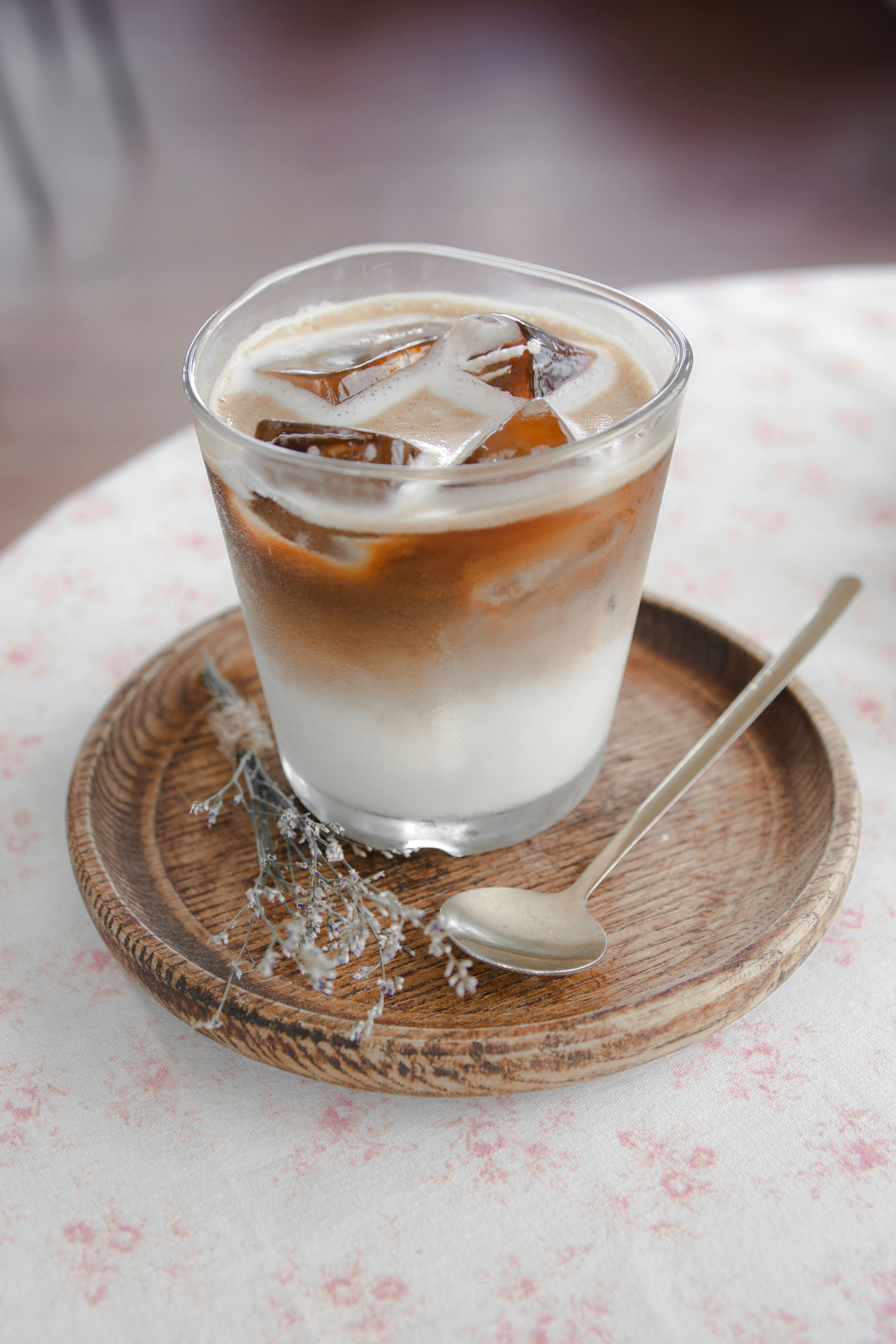 Café gelado com leite e cubos de gelo
