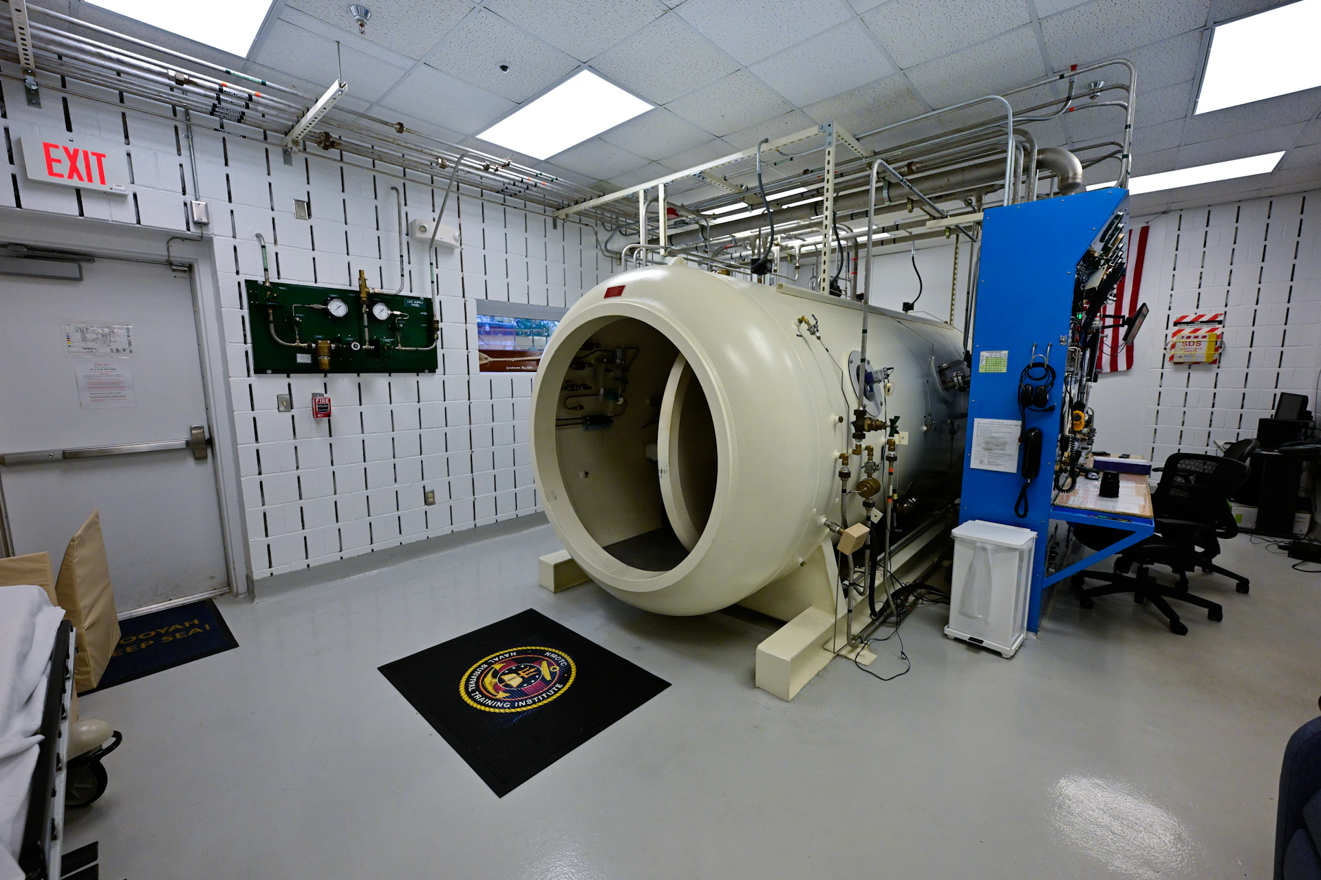 Large hyperbaric chamber in a medical room