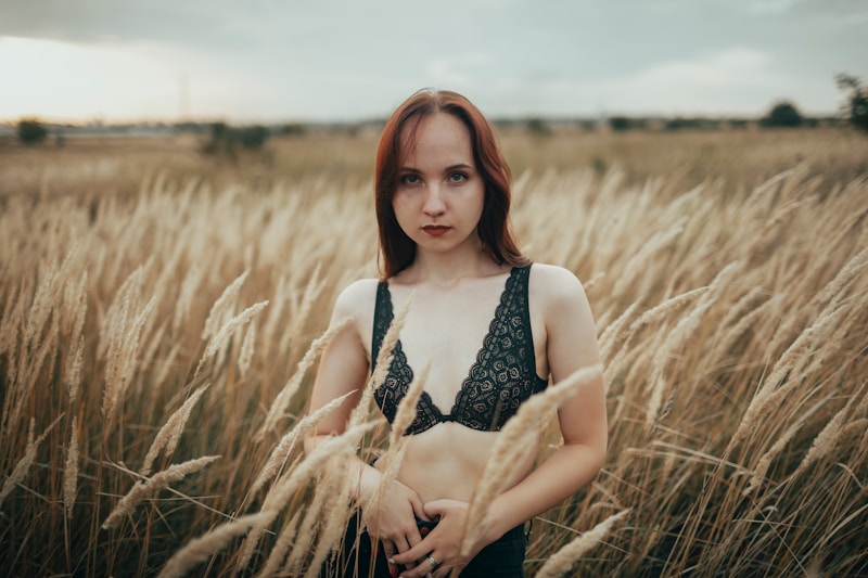 młoda kobieta w polu wysokiej trawy