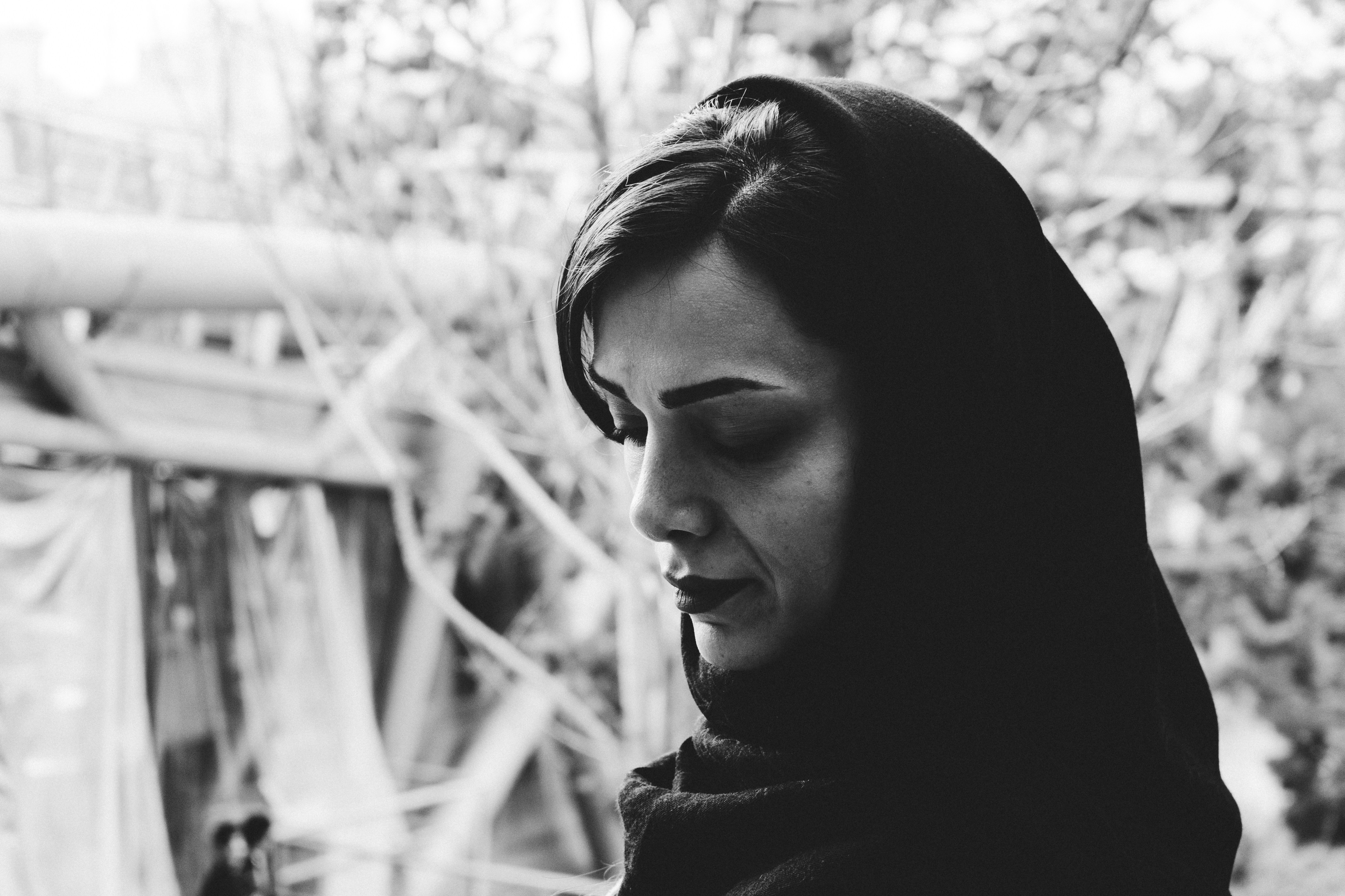 Portrait noir et blanc d’une femme portant un foulard.