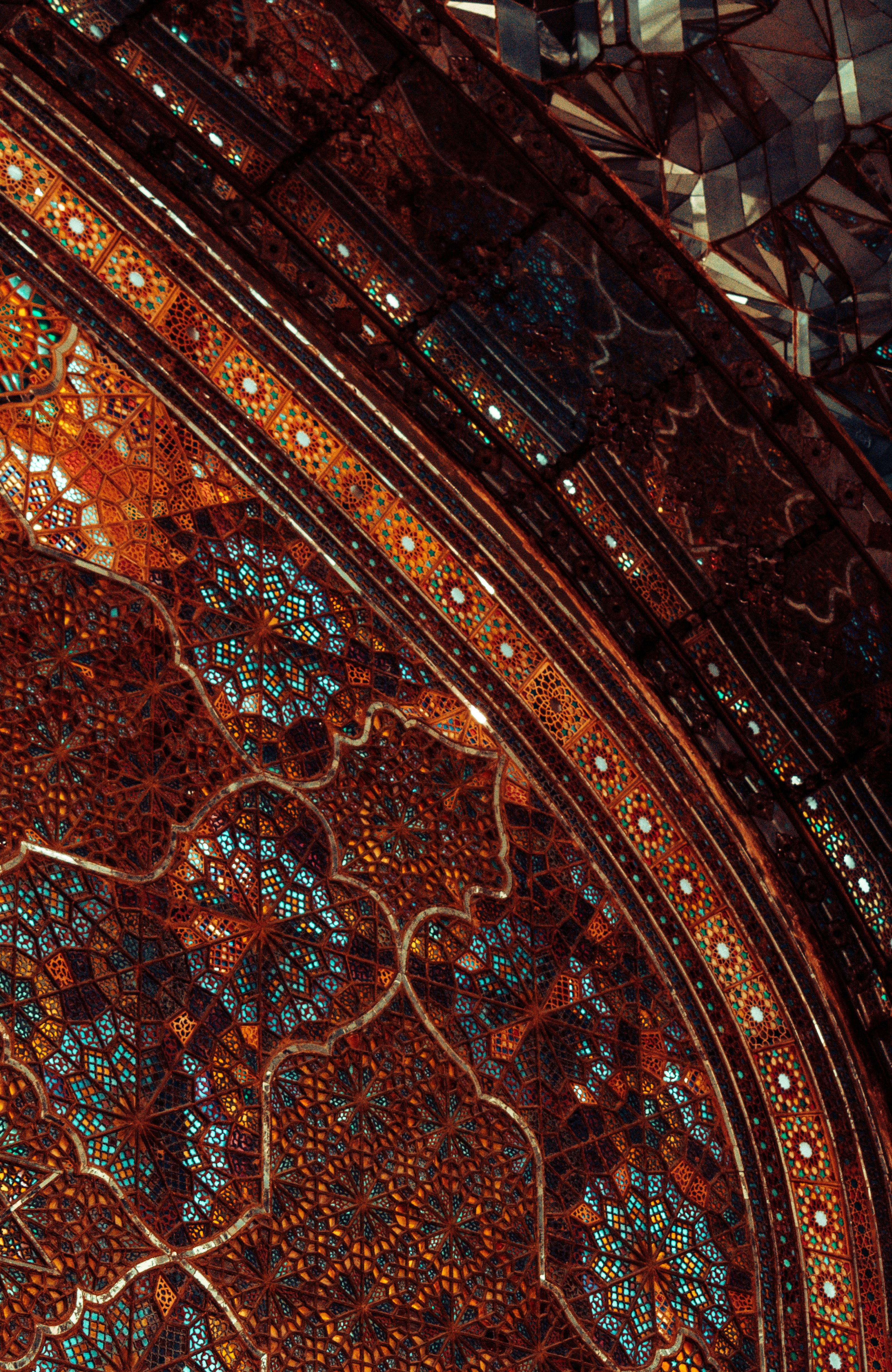 Motif de mosaïque complexe avec des détails bleus et orange.