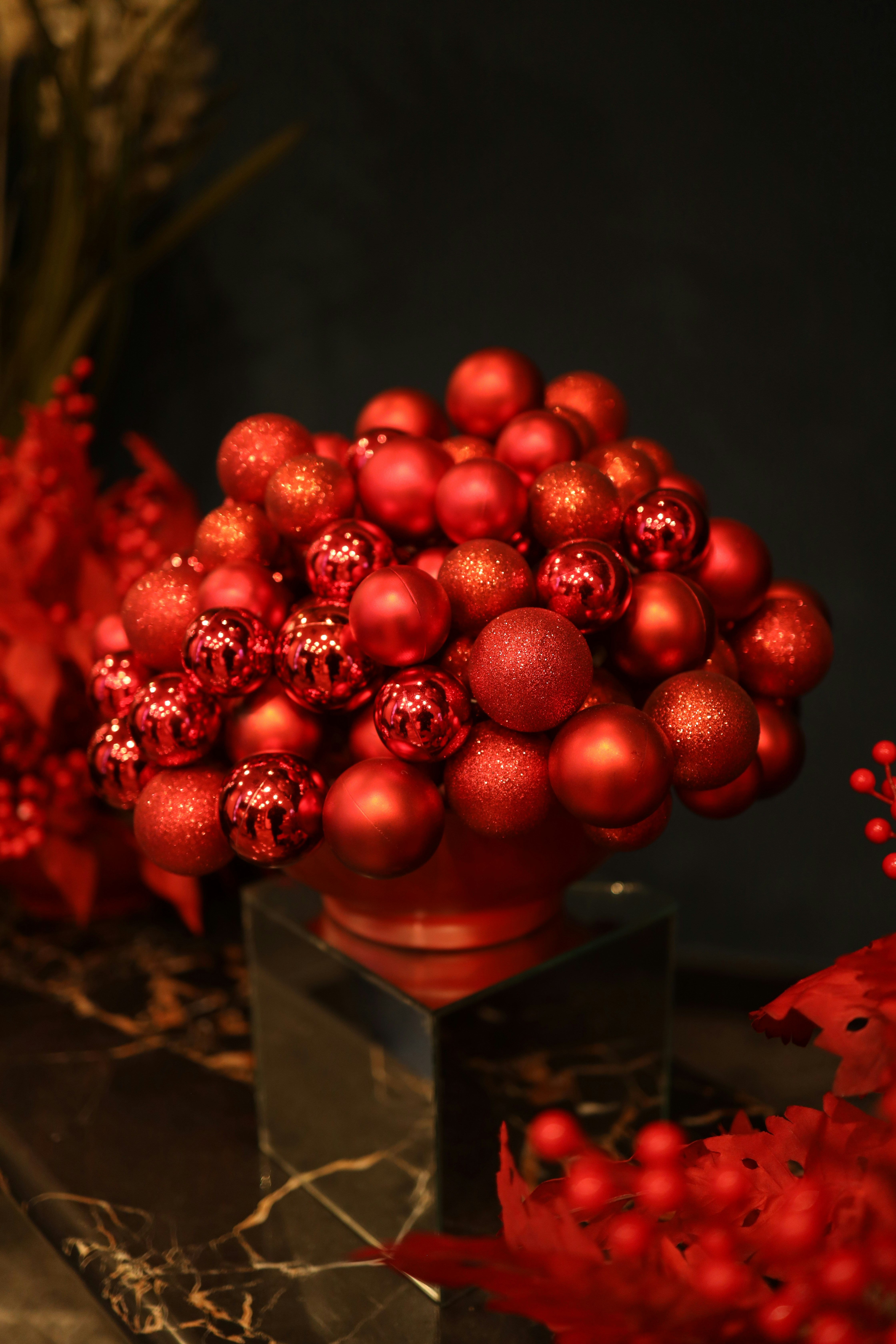 Um arranjo festivo de enfeites vermelhos de Natal