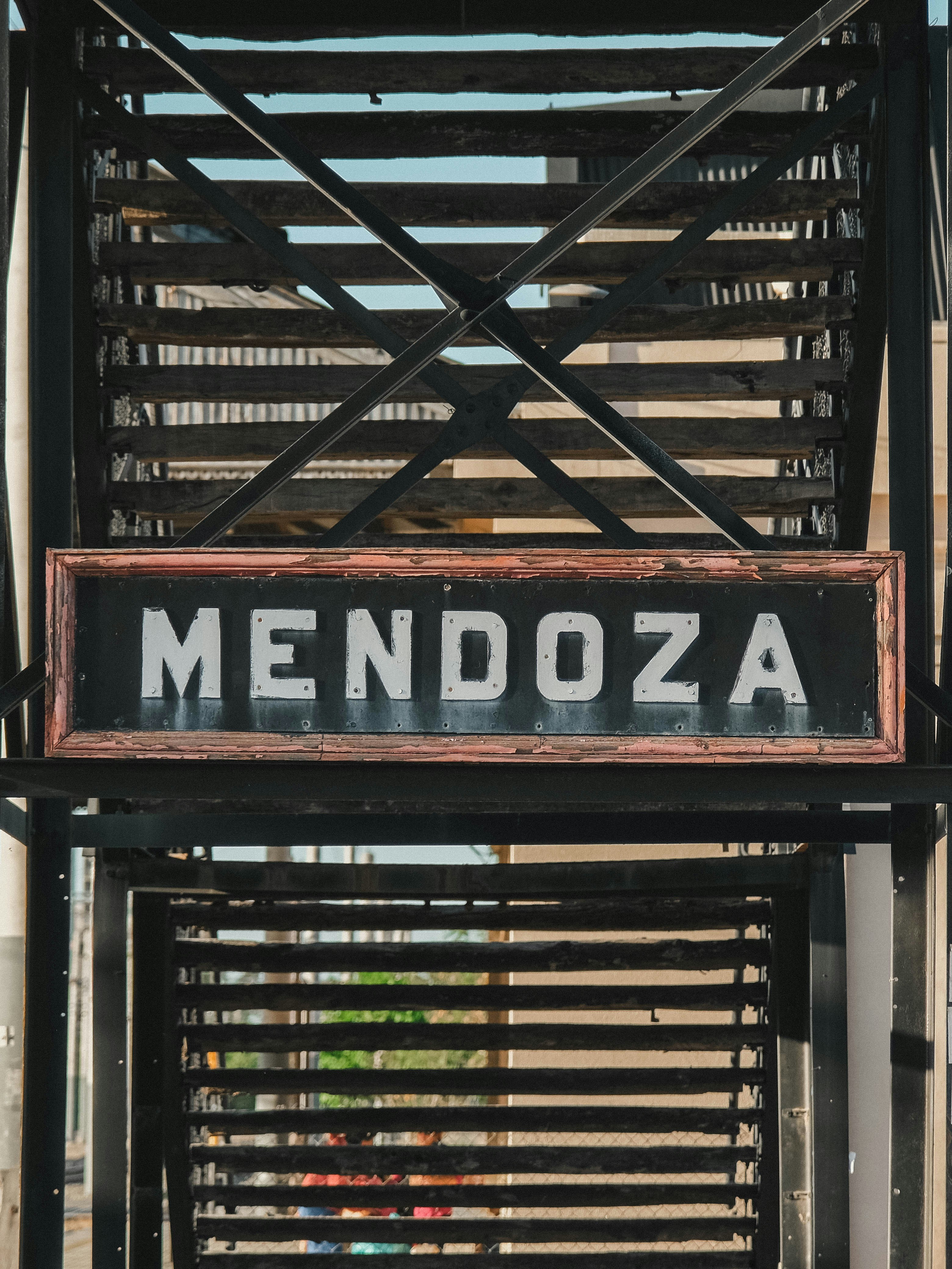 Firma de mendoza en una estructura metálica