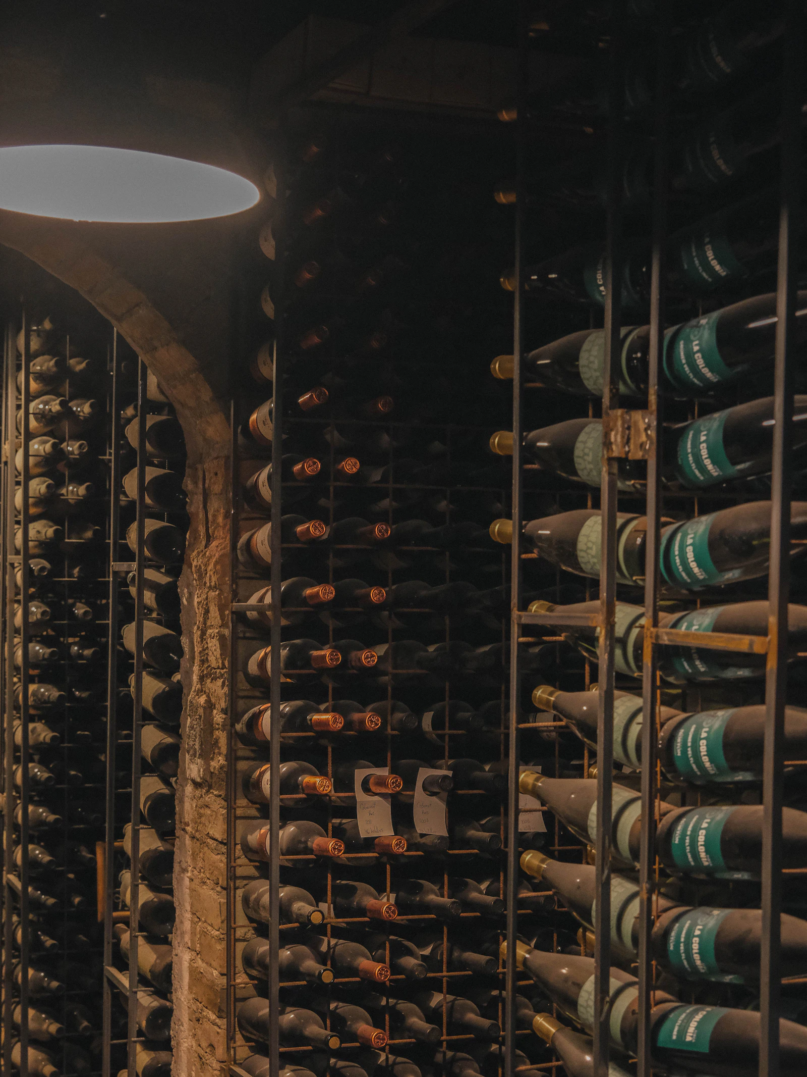 Botellas de vino guardadas en una bodega