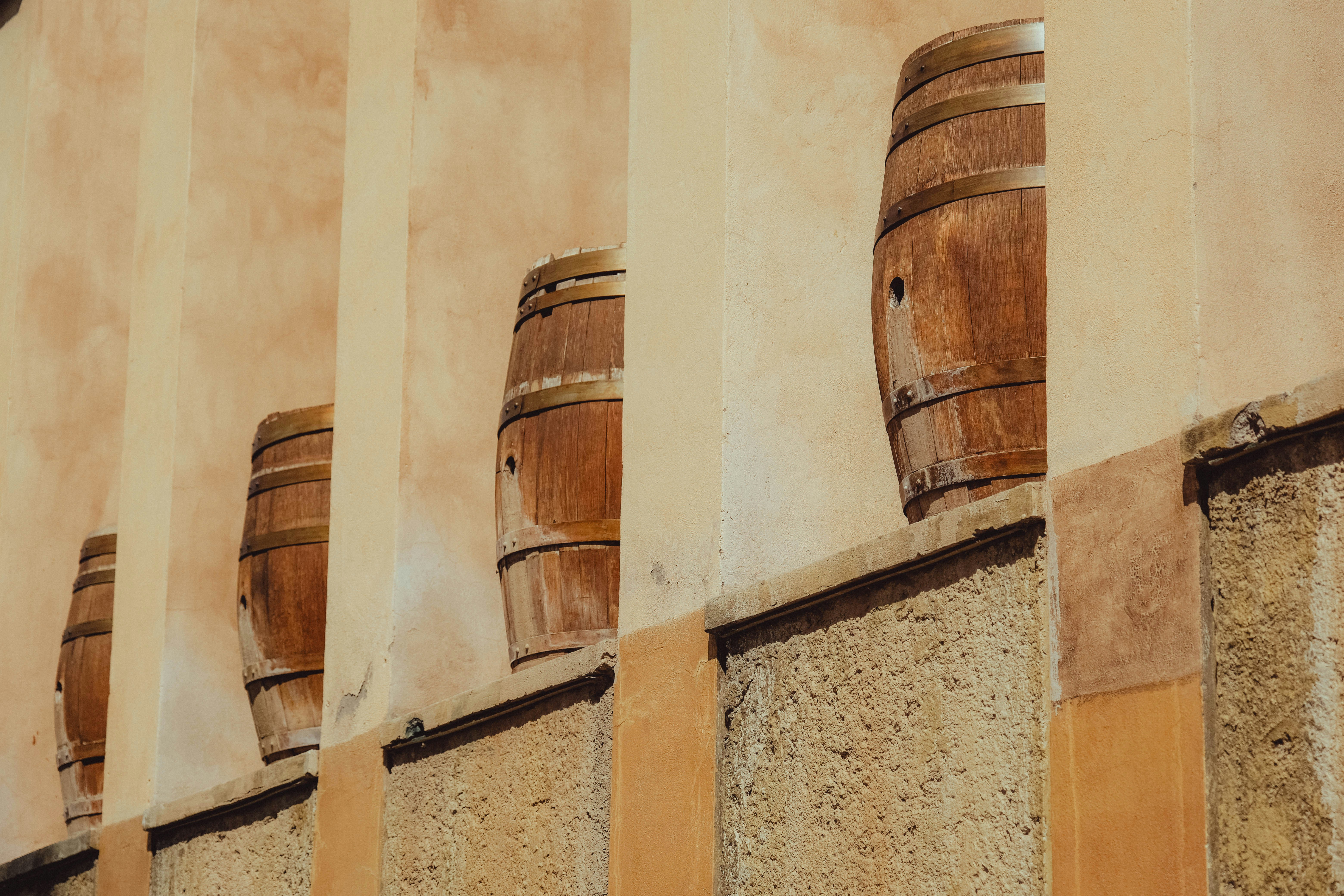 Holzfässer, aufgereiht auf einem Regal