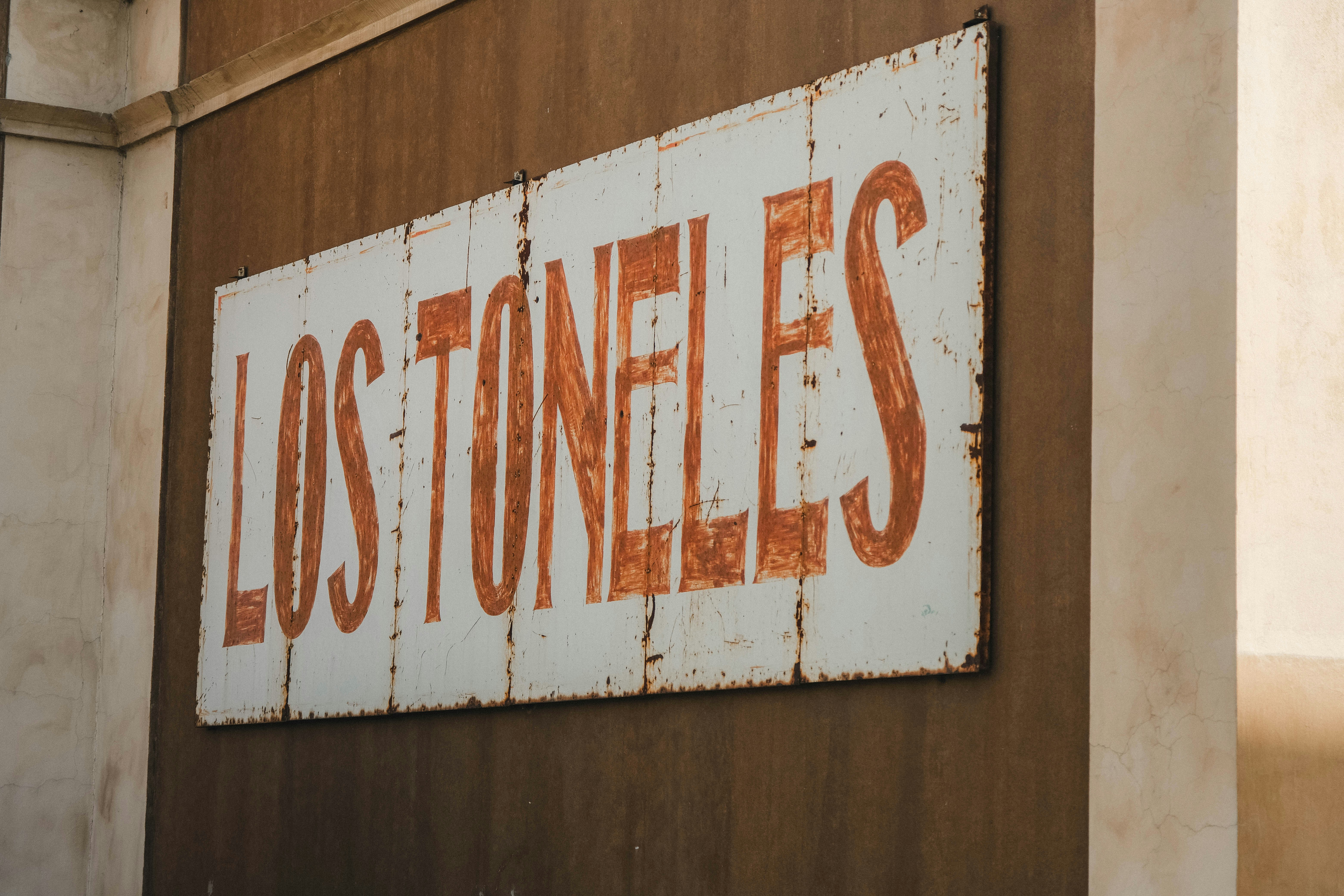 Un panneau usé porte l’inscription los tonels.