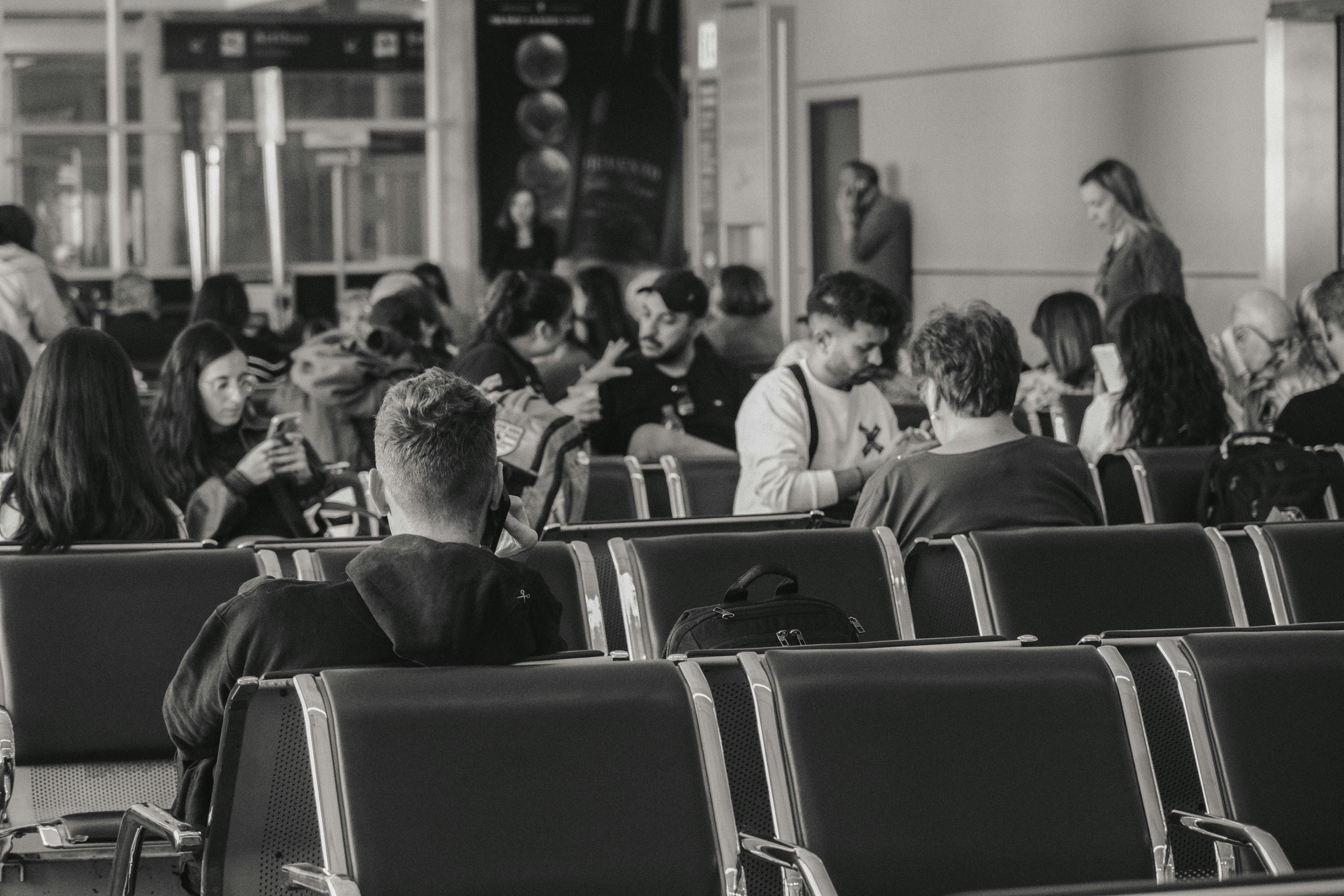 Personas esperando en una terminal de aeropuerto