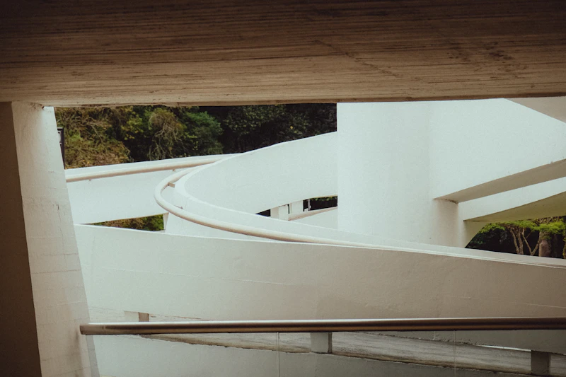 Rampa de acesso em arquitetura moderna