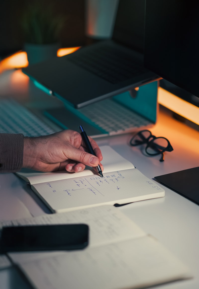 Handschriftliche Notizen in einem offenen Notizbuch