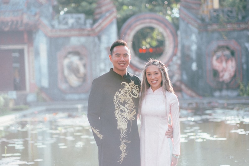 Pareja en ropa tradicional junto a estanque