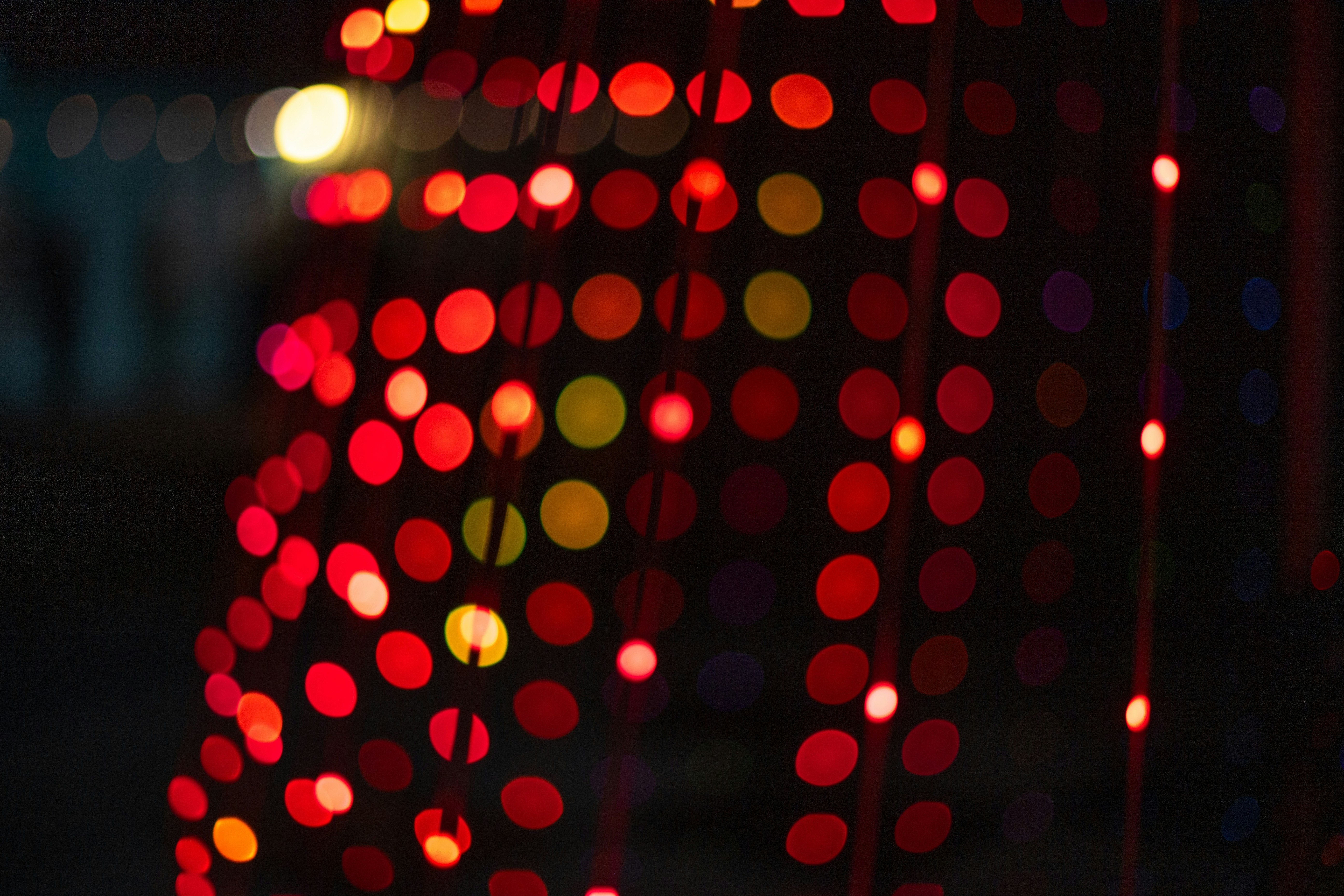 Luci festive sfocate rosse e gialle di notte
