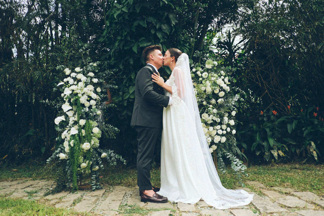 Un baiser sous les fleurs — image d’illustration