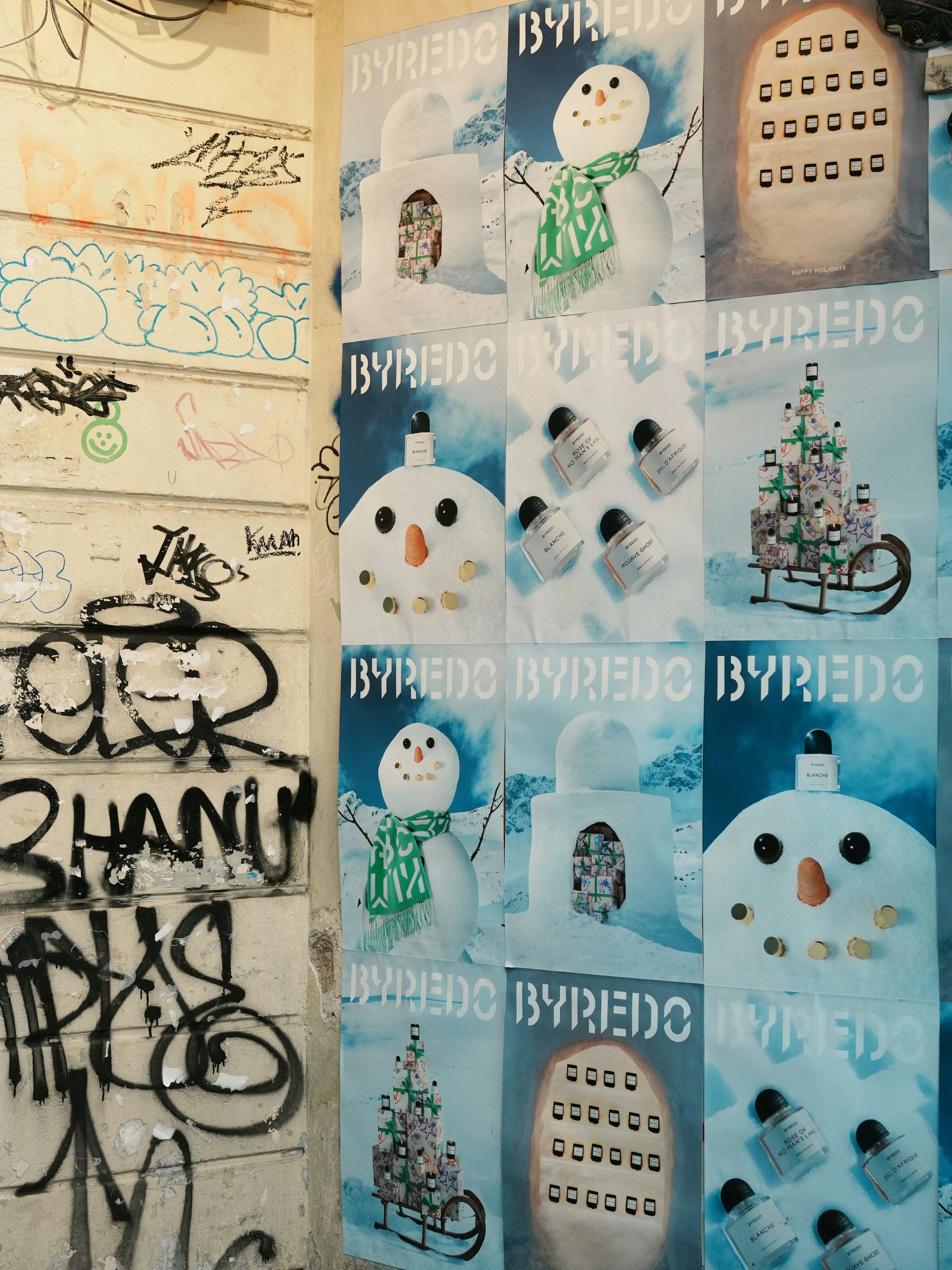 Plakate von Schneemännern und Parfümflaschen