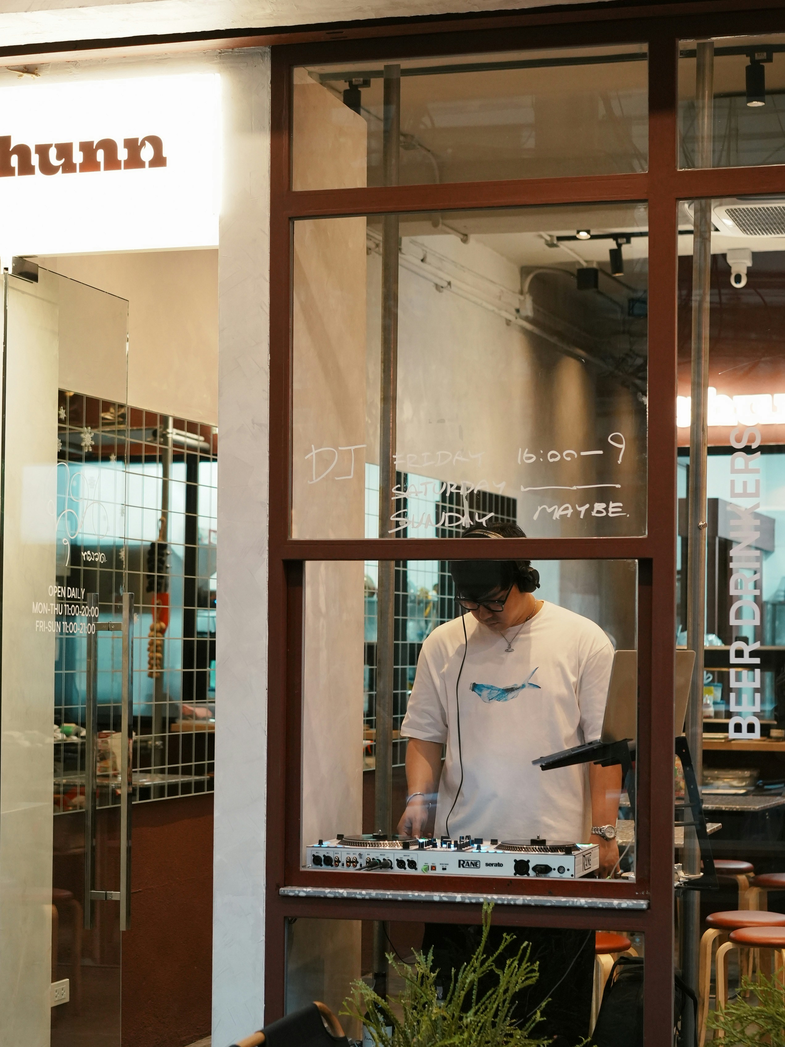 Mann mit Kopfhörern DJ am Plattenspieler durch das Fenster