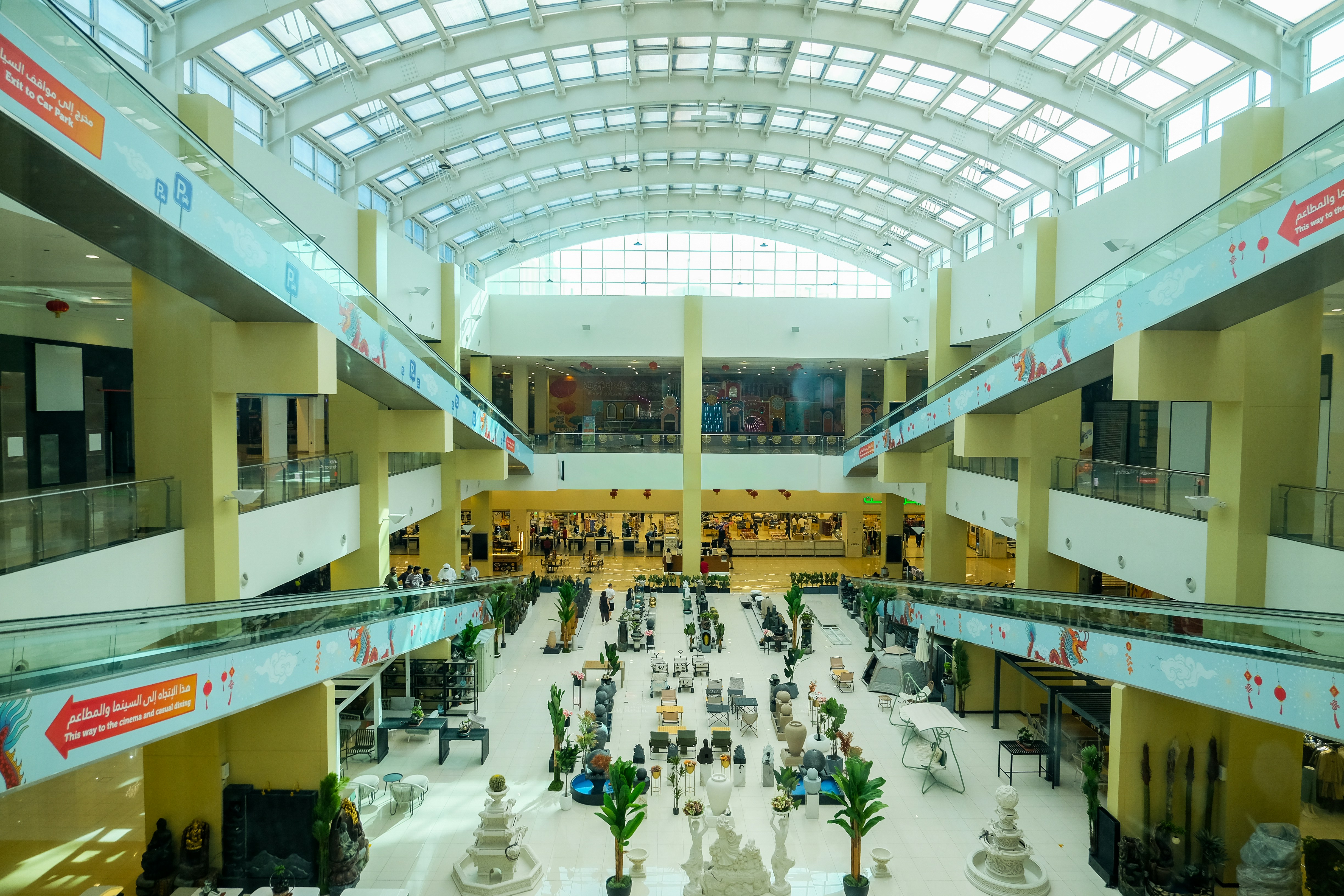 modern retail interior, wallpaper, Bisnis Hermanto Tanoko: Strategi dan Peluang Sukses 4