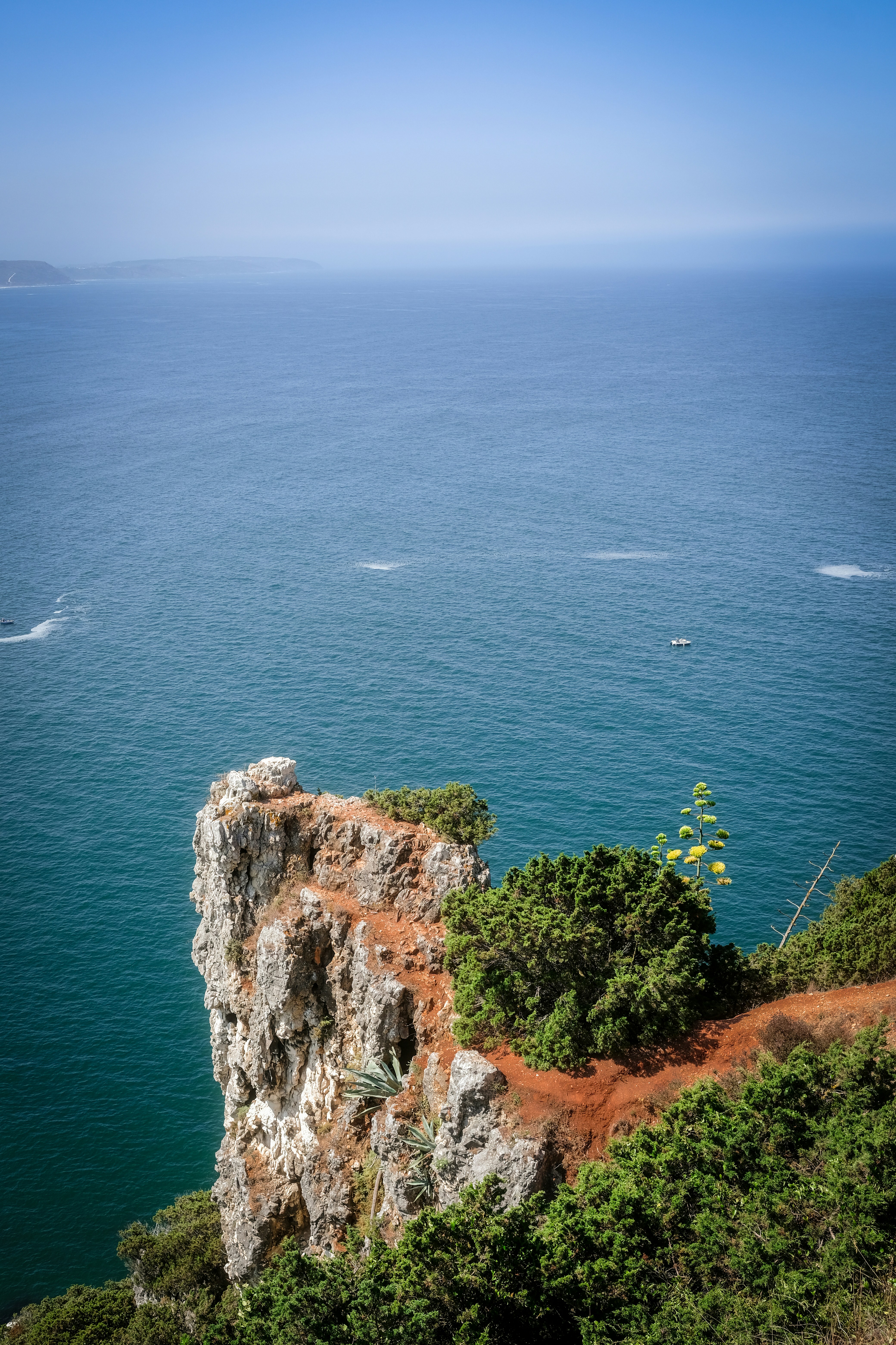 Felsige Klippe mit Blick auf einen weiten blauen Ozean