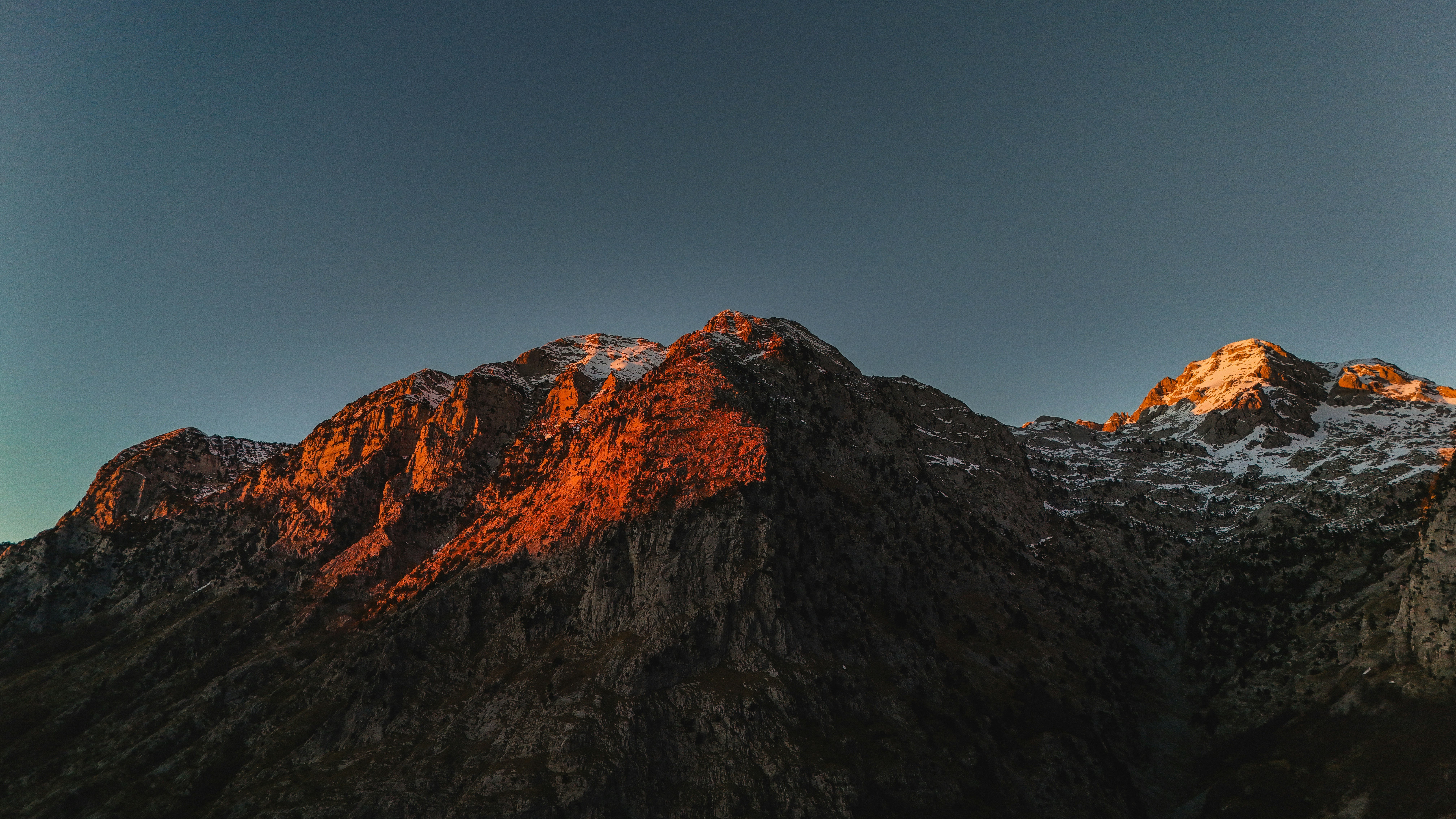 Rugged mountain landscape wallpaper, ilustrasi artikel Conquer the Wild: The Ultimate Guide to Durable Backpacks for Rugged Expeditions 5