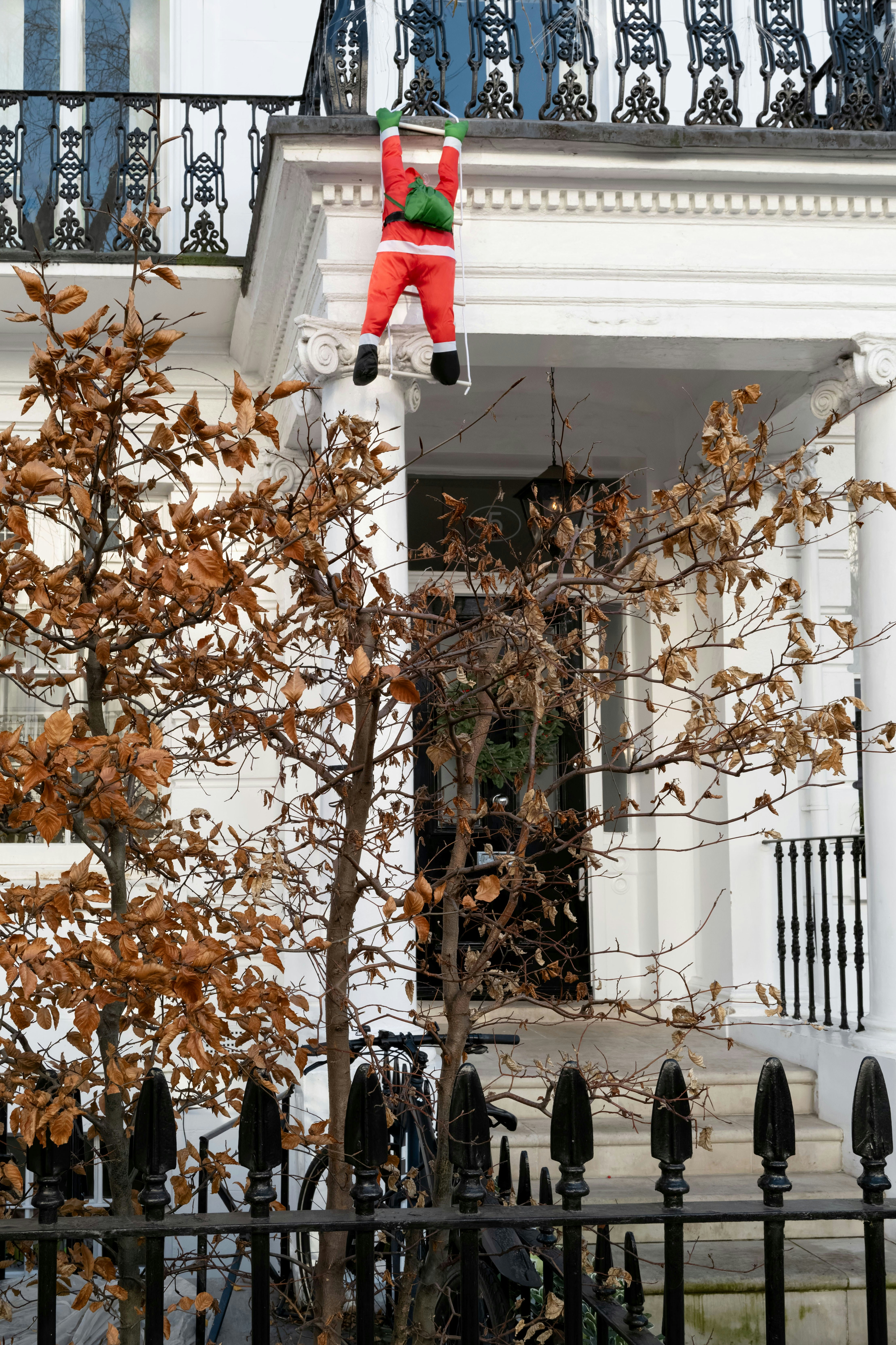 Décoration du Père Noël sur le balcon d’une maison