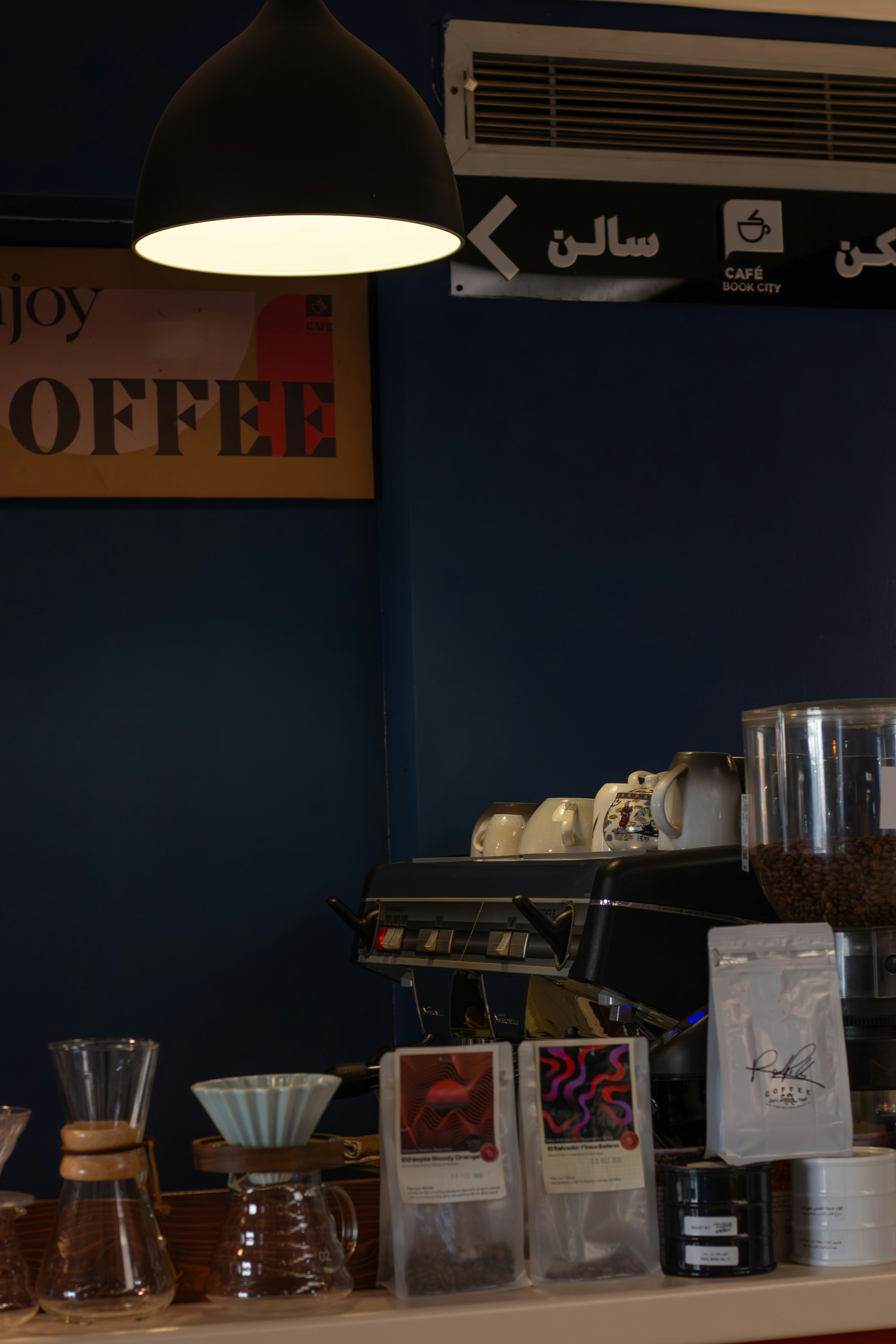 Kaffeebrühgeräte und Materialien auf der Arbeitsplatte