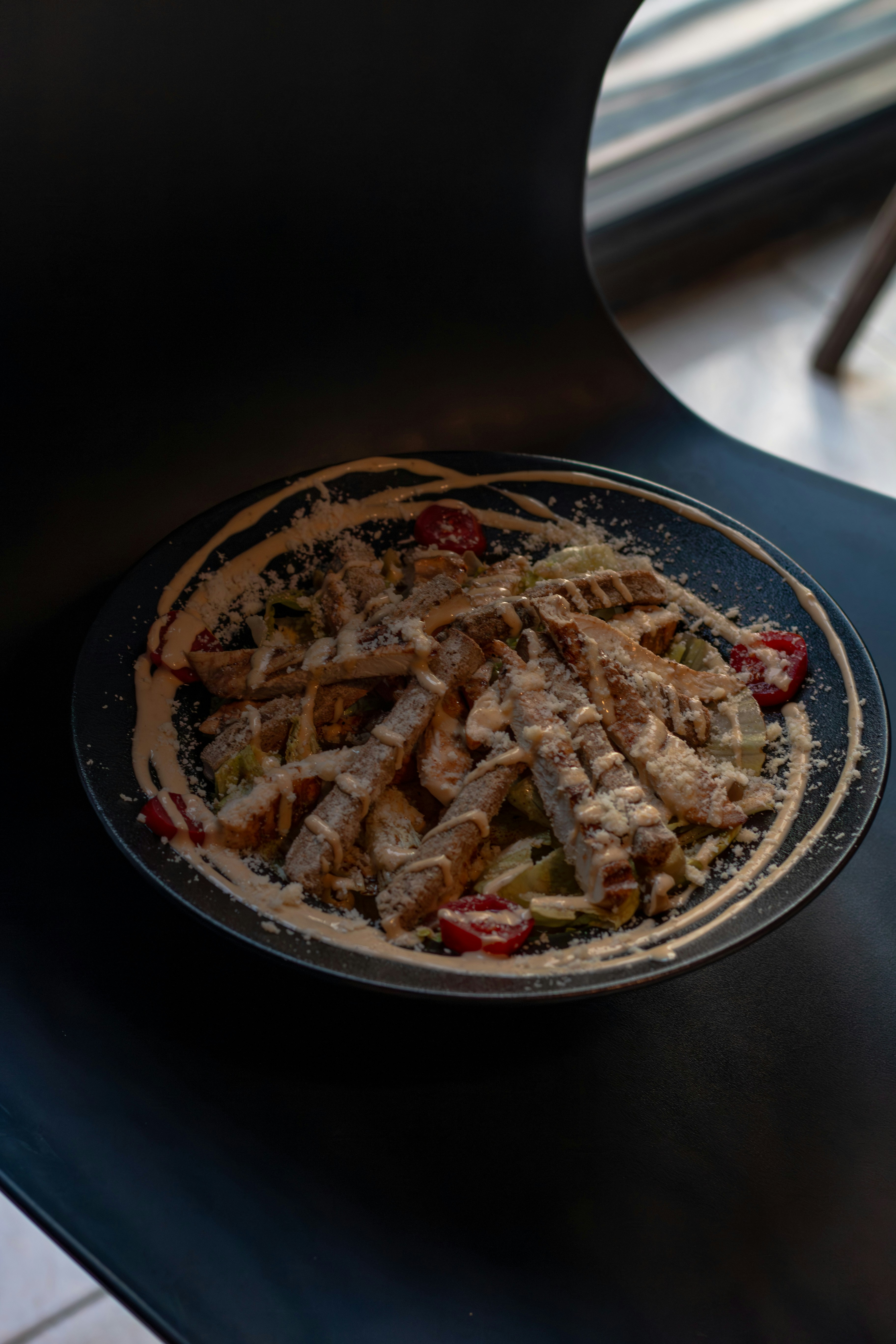 Gegrillter Hähnchensalat mit Tomaten und cremigem Dressing