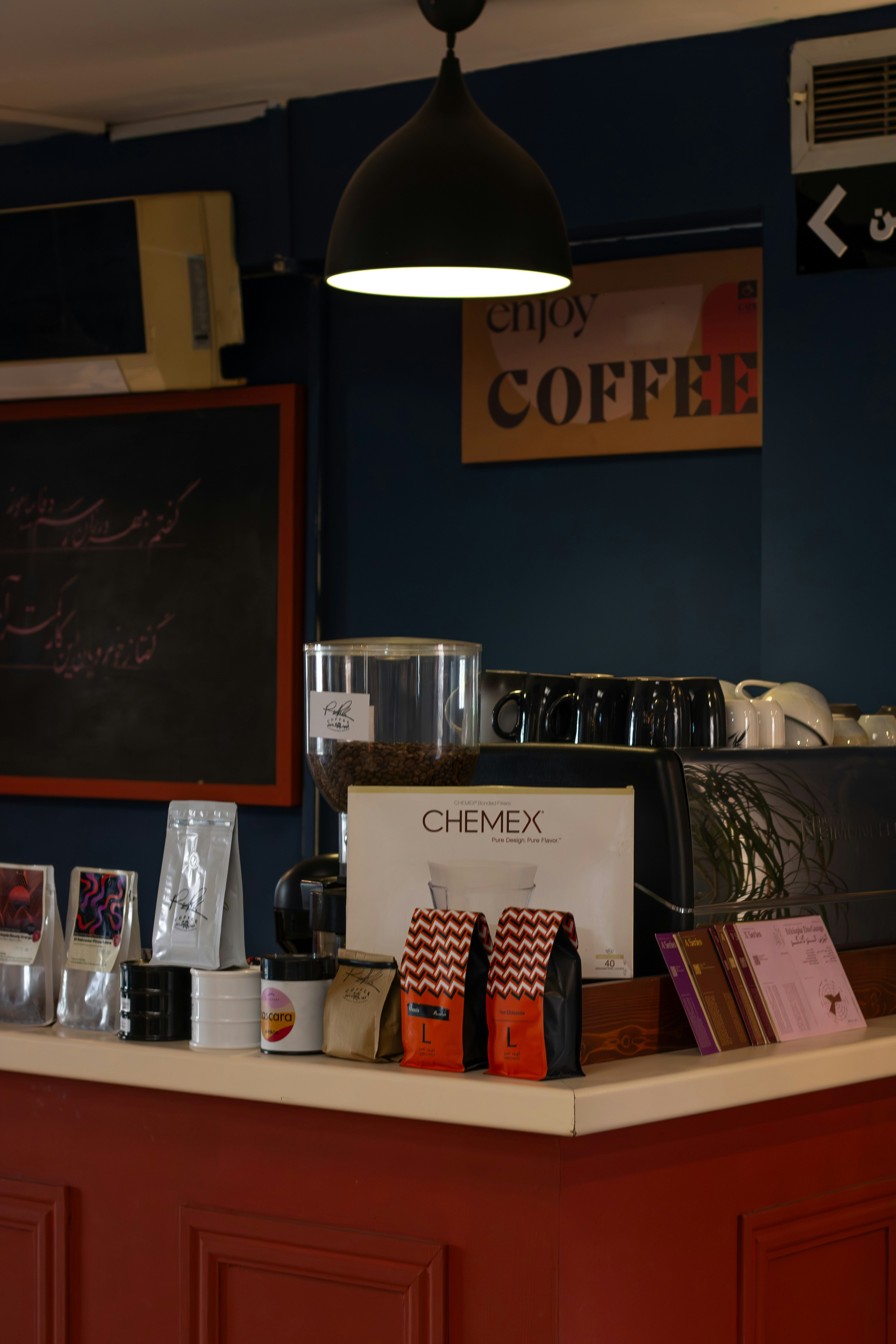 Coffeeshop-Tresen mit Tüten Kaffeebohnen.