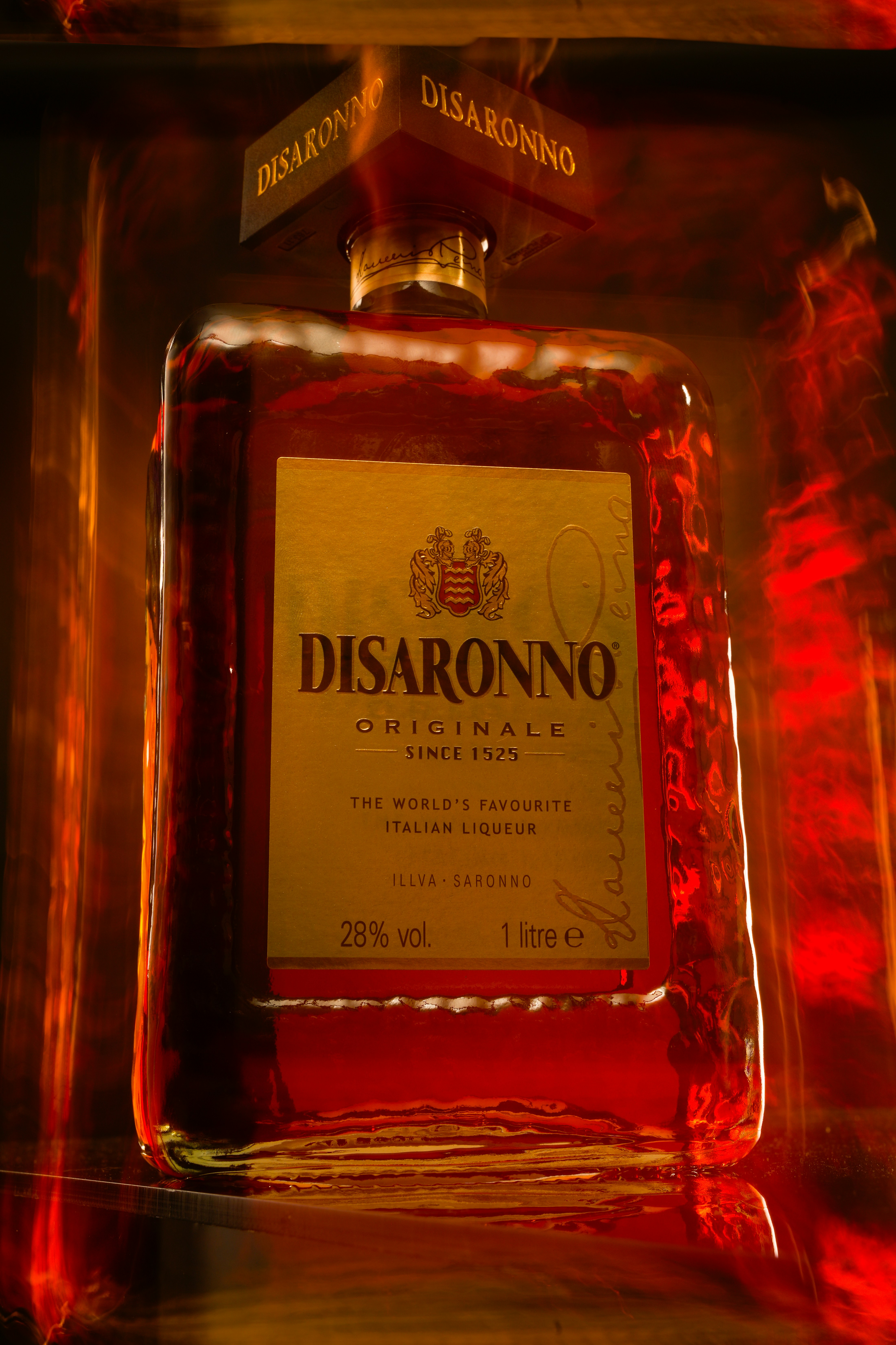 Una bottiglia di liquore italiano disaronno originale.