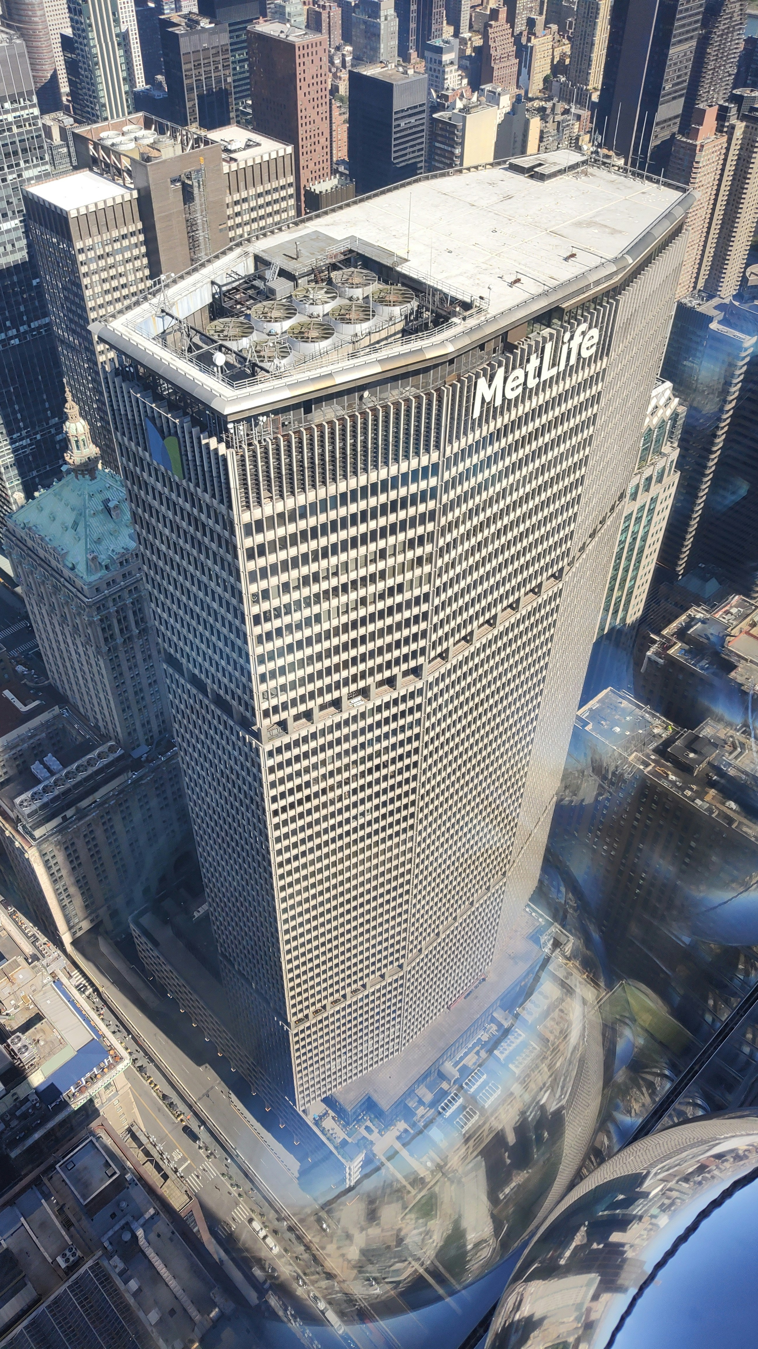 Aerial view of metlife skyscraper in a bustling city. photo – Free ...