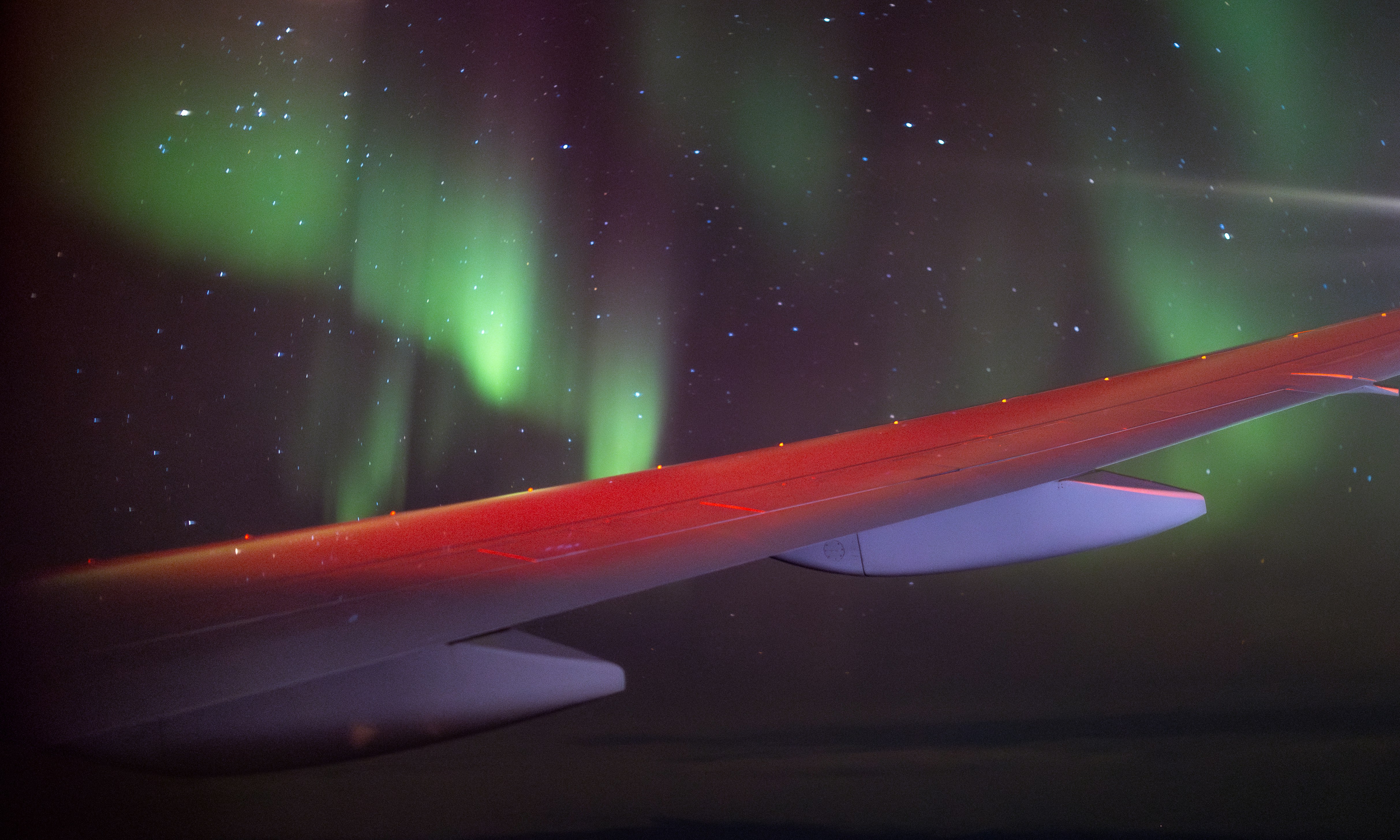 Avión despegando de noche, metáfora visual del multiplicador en ascenso