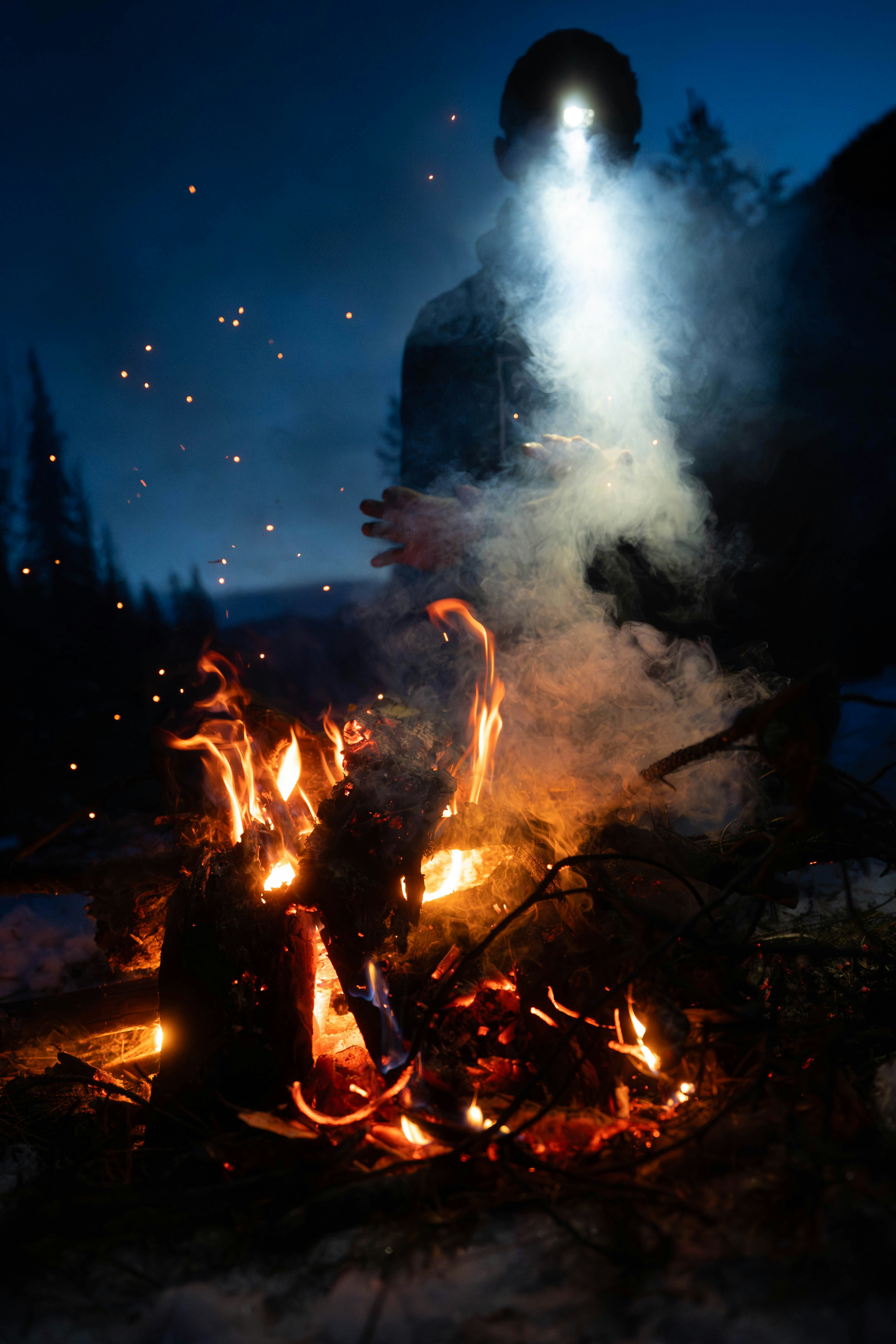 Cozy campfire night glow, ilustrasi artikel Illuminate Your Adventures: The Ultimate Guide to Versatile Camping Lanterns 7