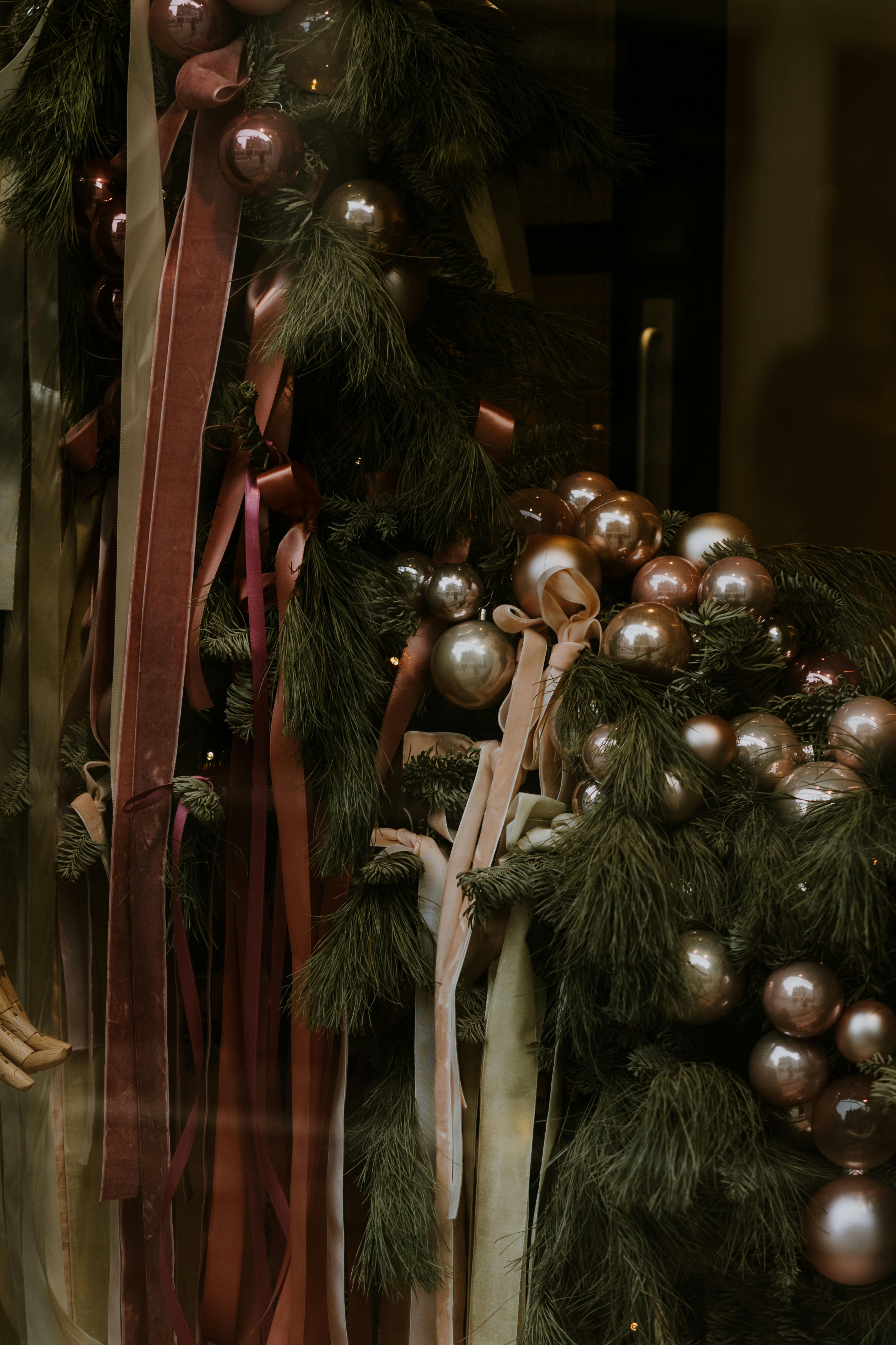 Guirlanda de Natal com enfeites e fitas