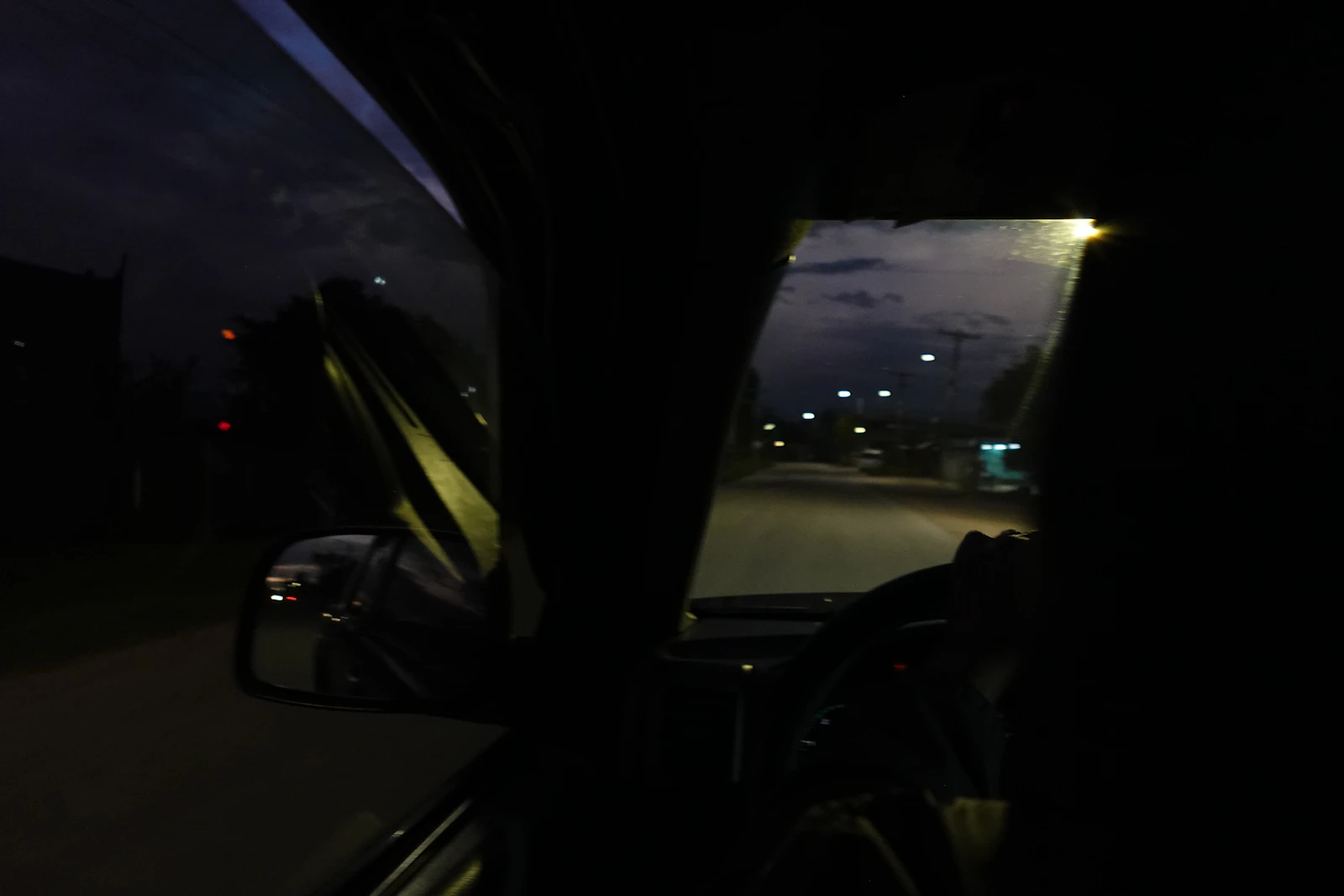 Carro percorrendo uma rua escura à noite