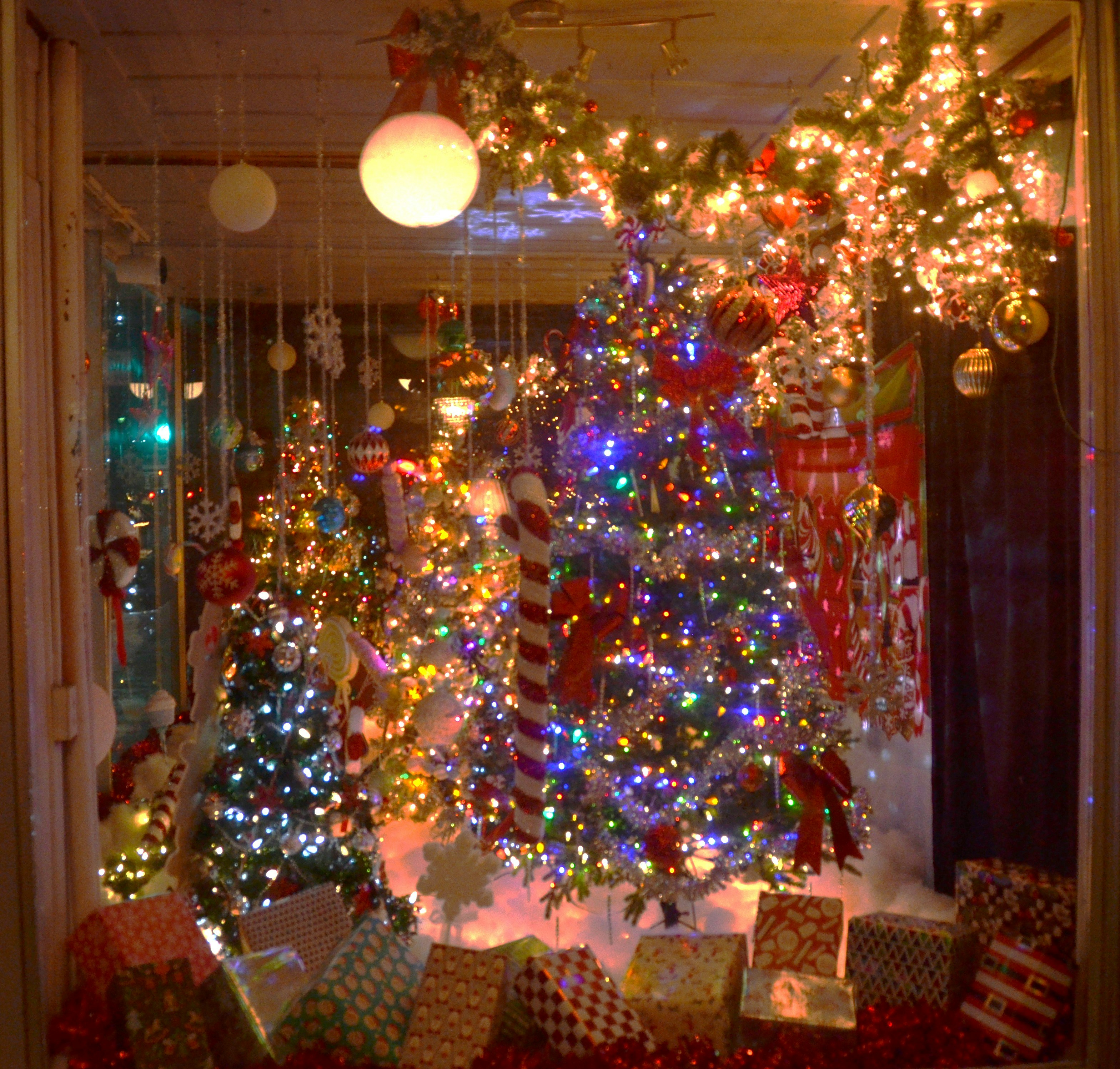 Decoró árboles de Navidad con regalos y luces