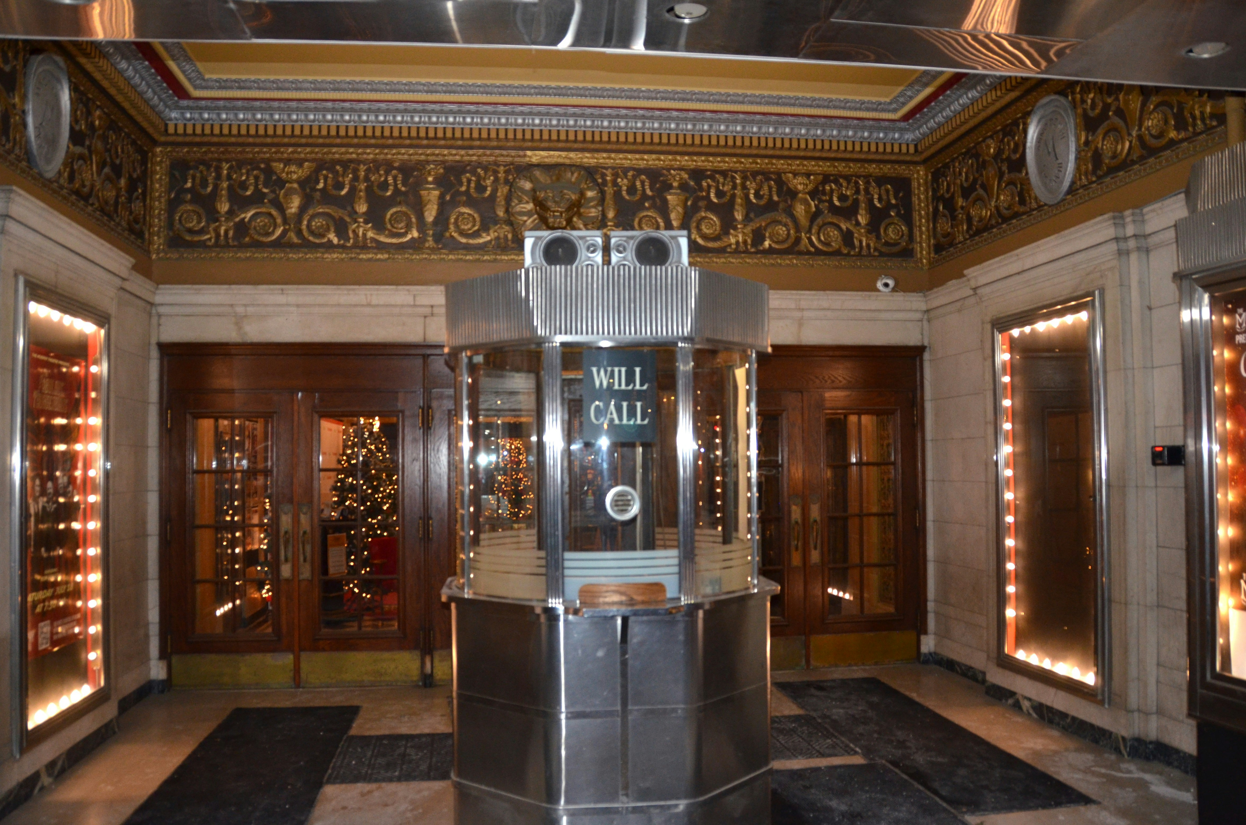 華麗な劇場ロビーのヴィンテージチケットブース