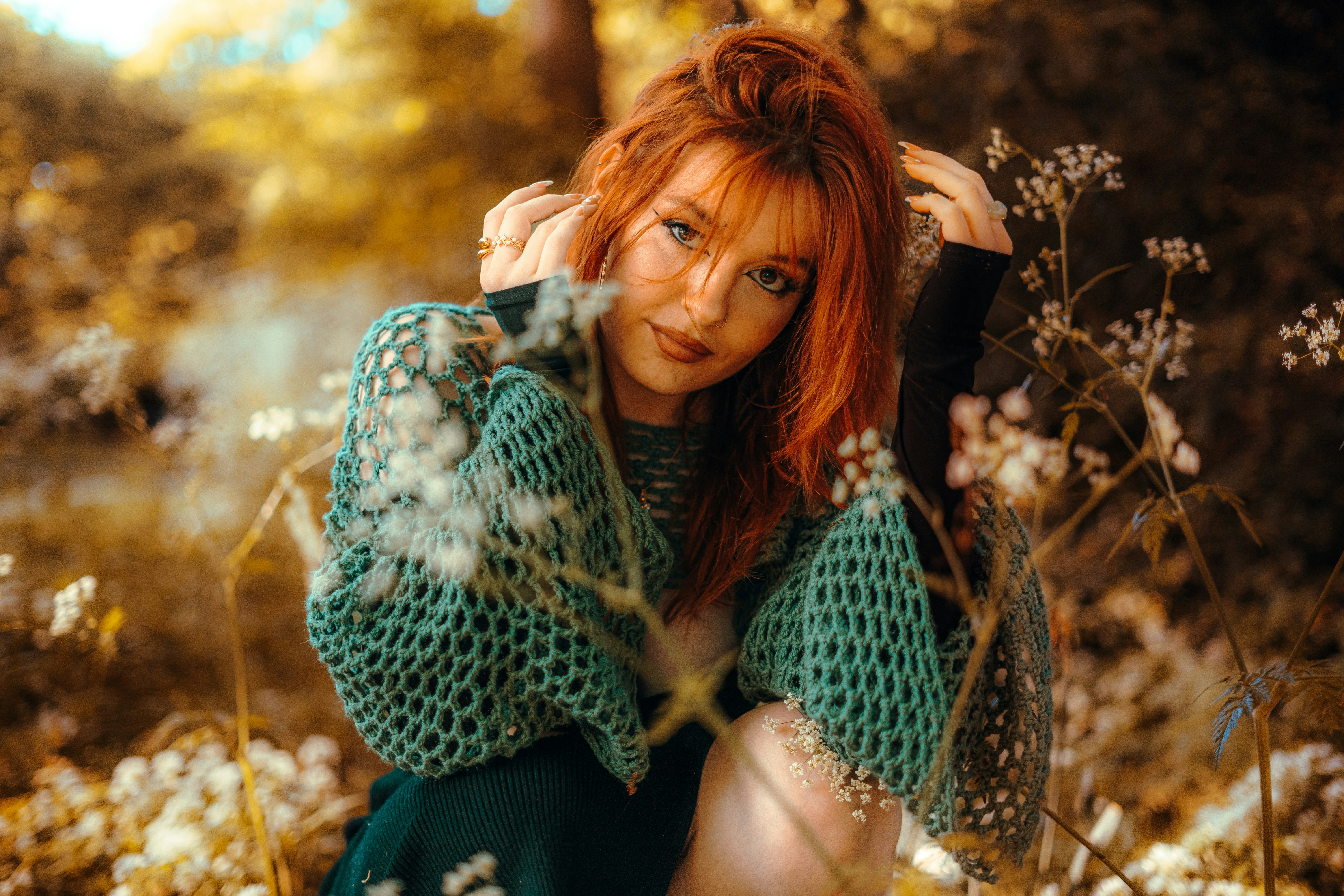 Una giovane donna dai capelli rossi in una foresta