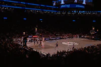 Volle NBA-Arena bei Nacht