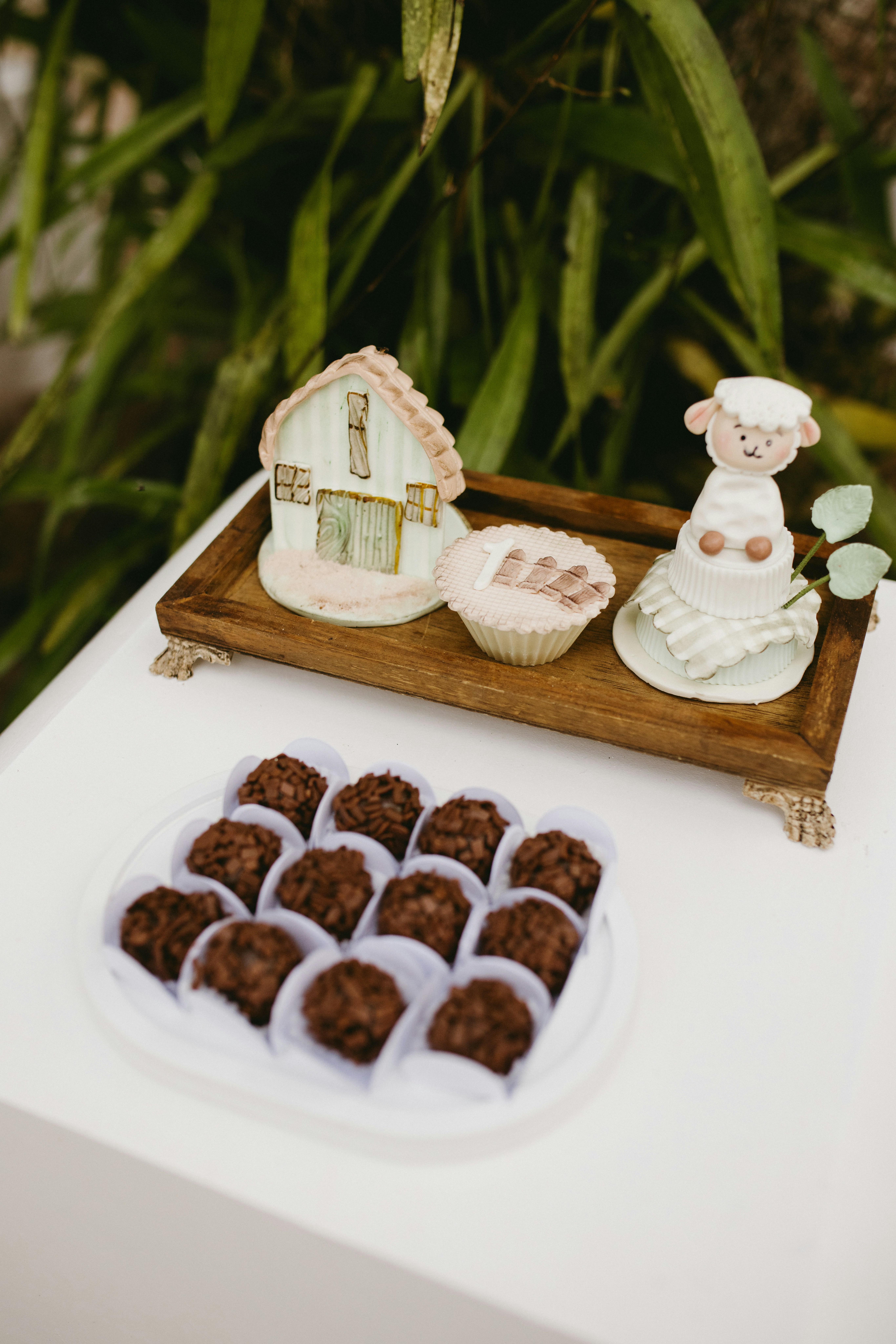 トレイにチョコレートキャンディや装飾的な農場ミニチュアが飾られています