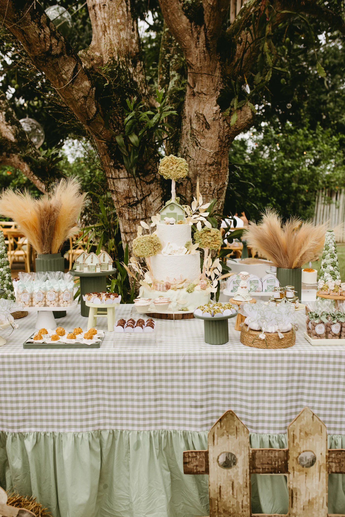 Sweet table de mariage en plein air : pièce montée, mignardises et verrines sous les arbres