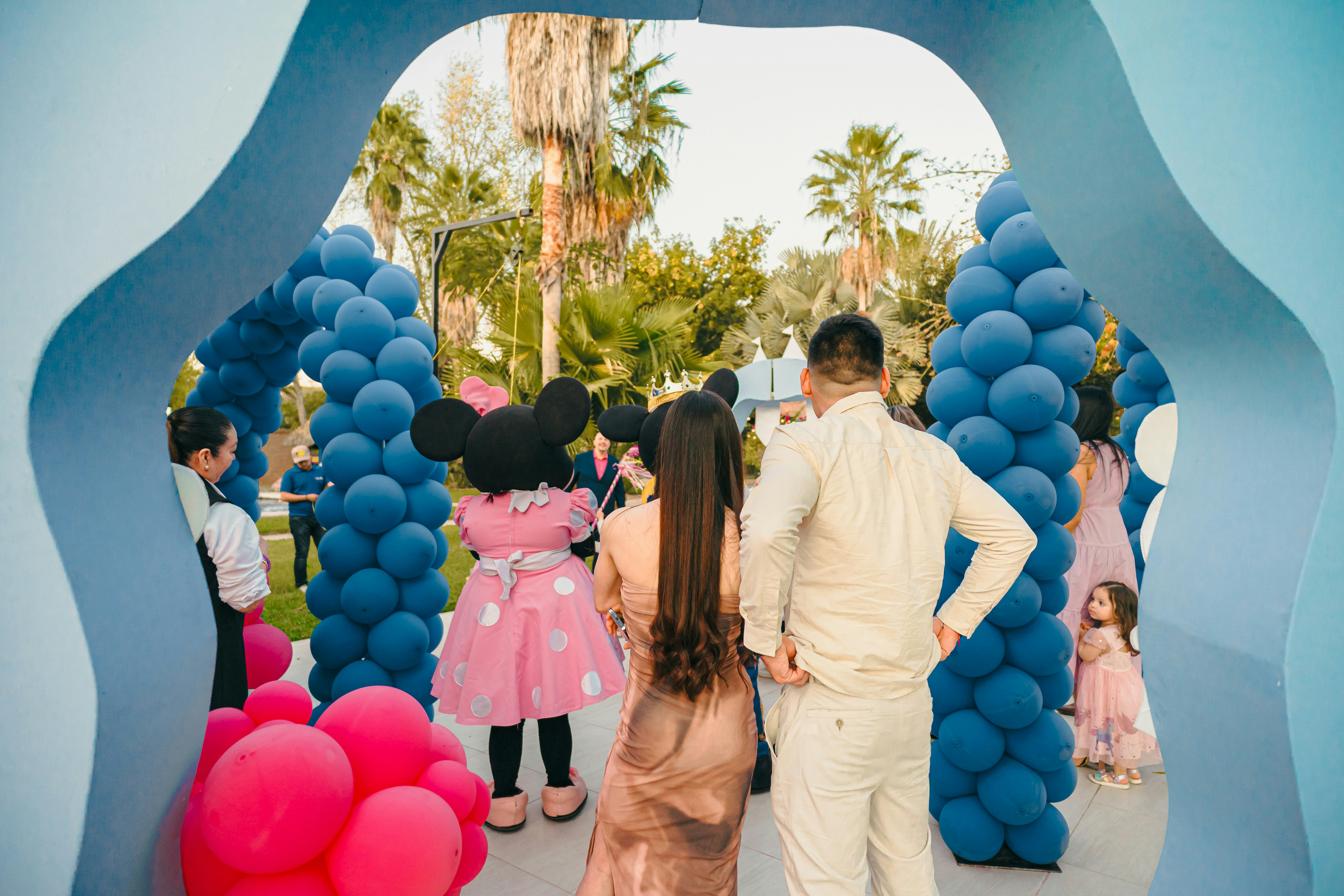 Minnie Maus begrüßt die Gäste an einem Partyeingang