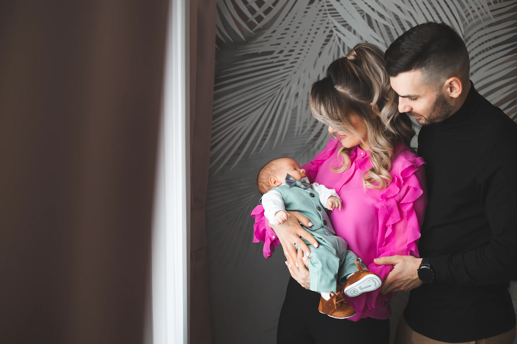 Parents heureux avec leur nouveau-né dans les bras