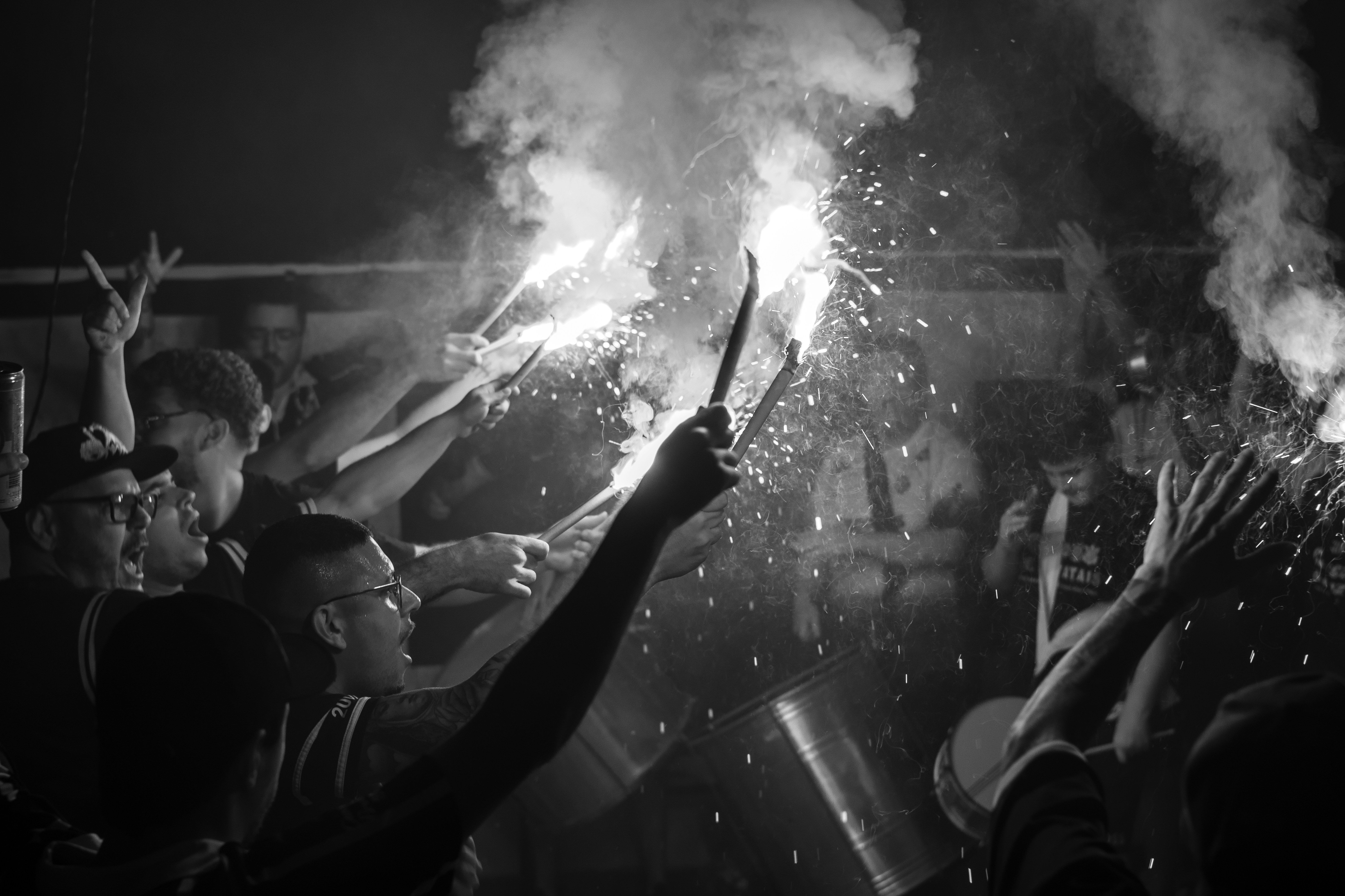 Tribunas llenas en un estadio sudamericano durante un partido nocturno