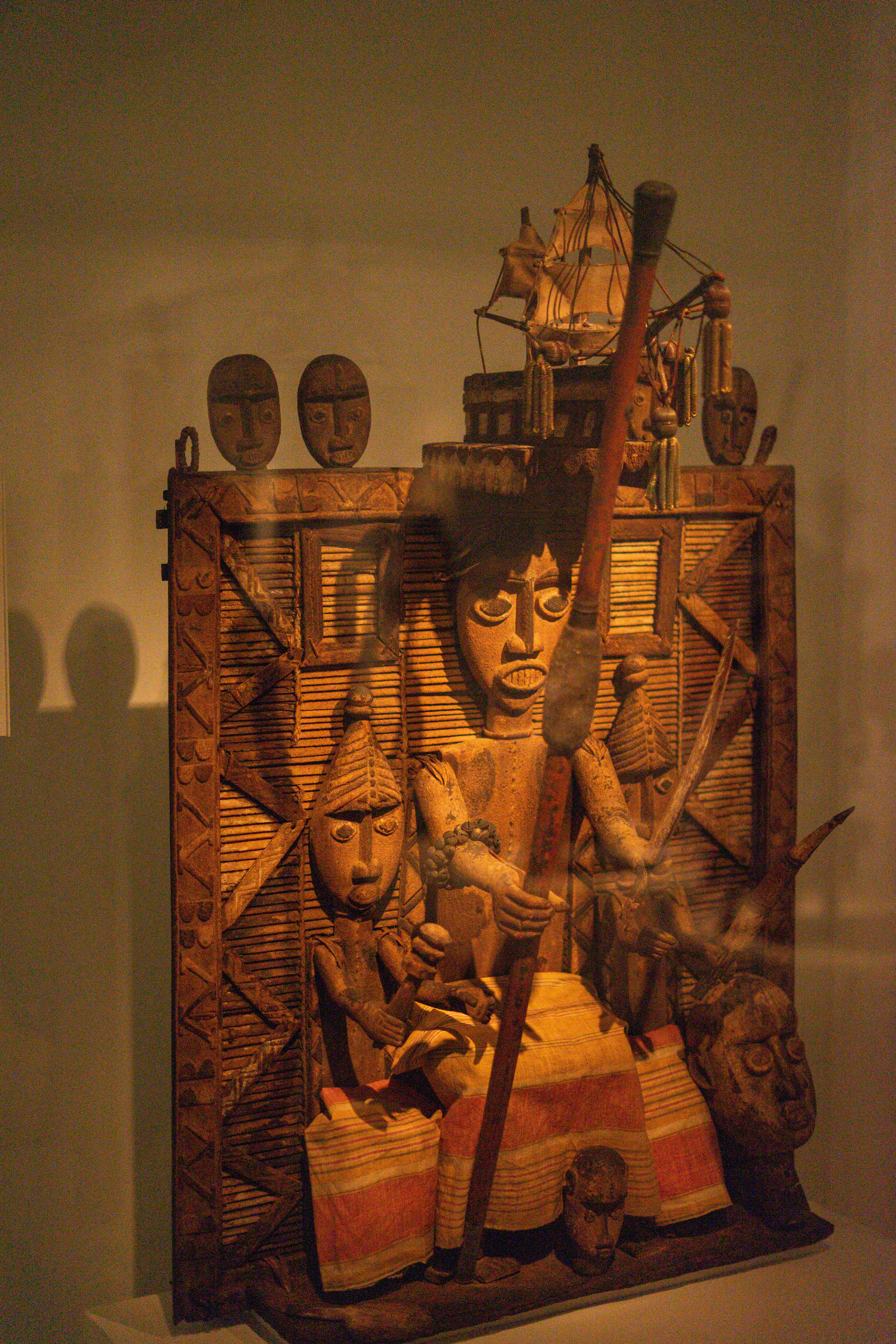 정교한 목조 조각 인물과 배