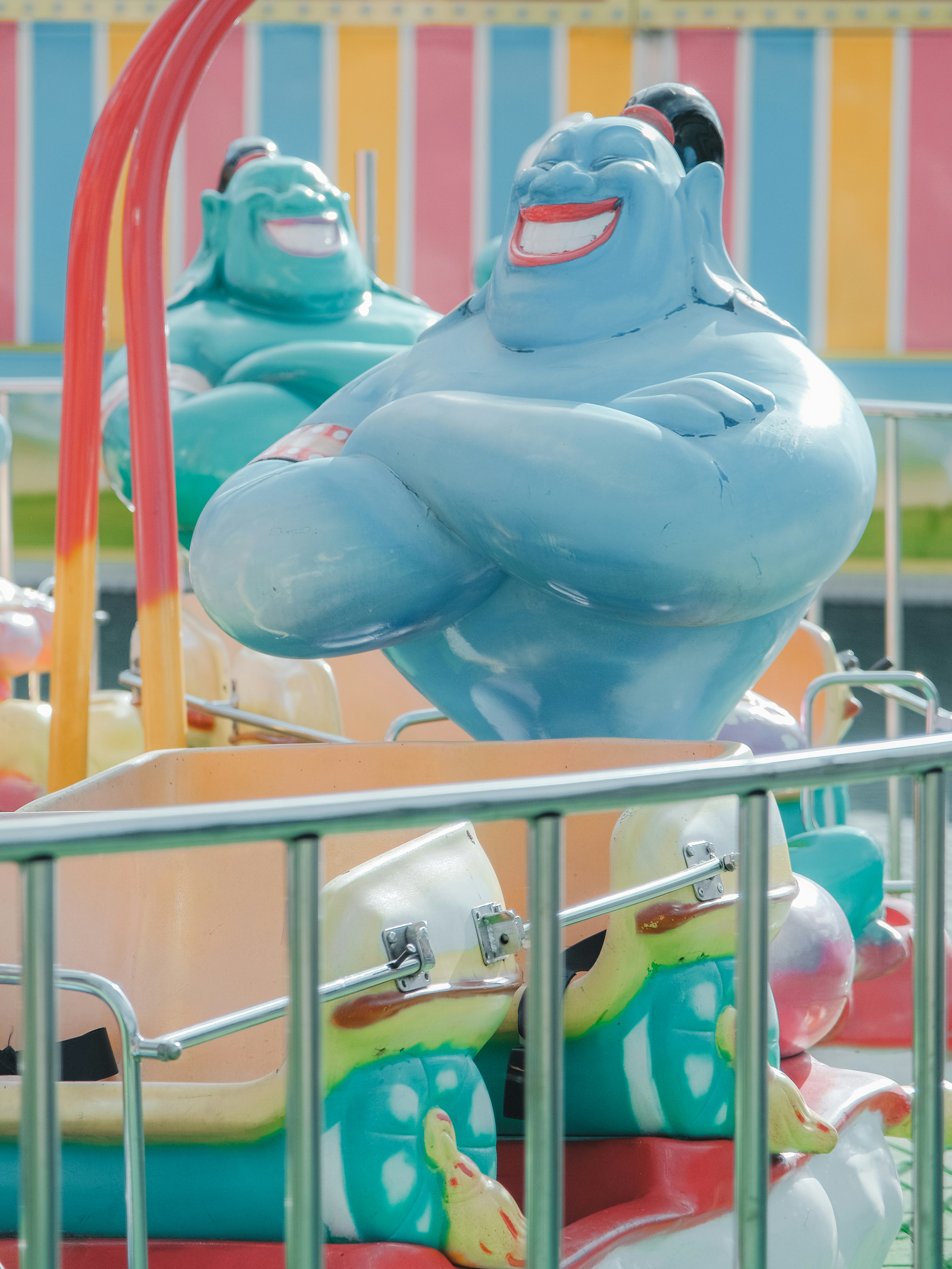 Zwei blaue Dschinnfiguren auf einer Jahrmarktfahrt