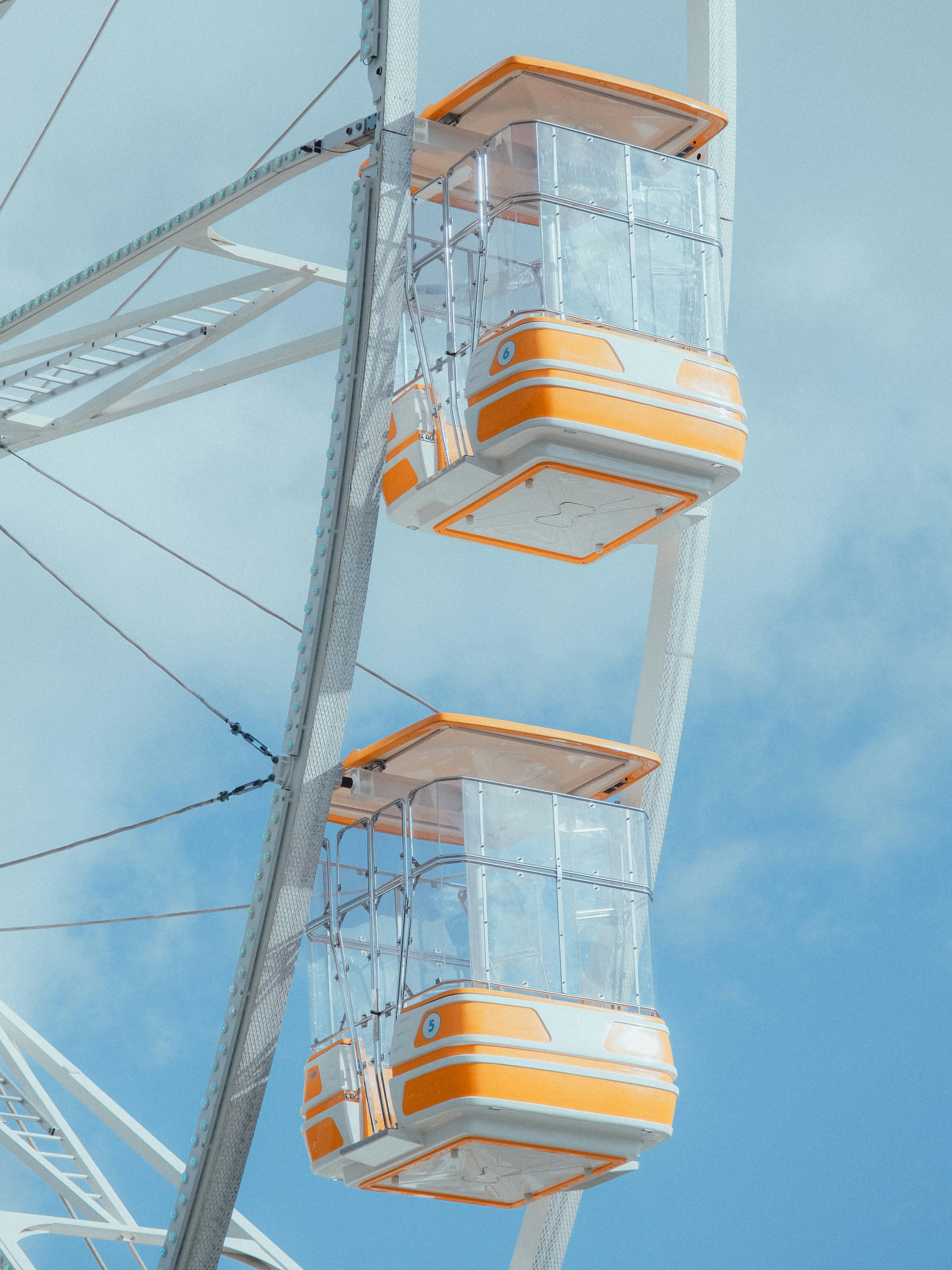 Zwei Kabinen eines Riesenrads gegen den Himmel