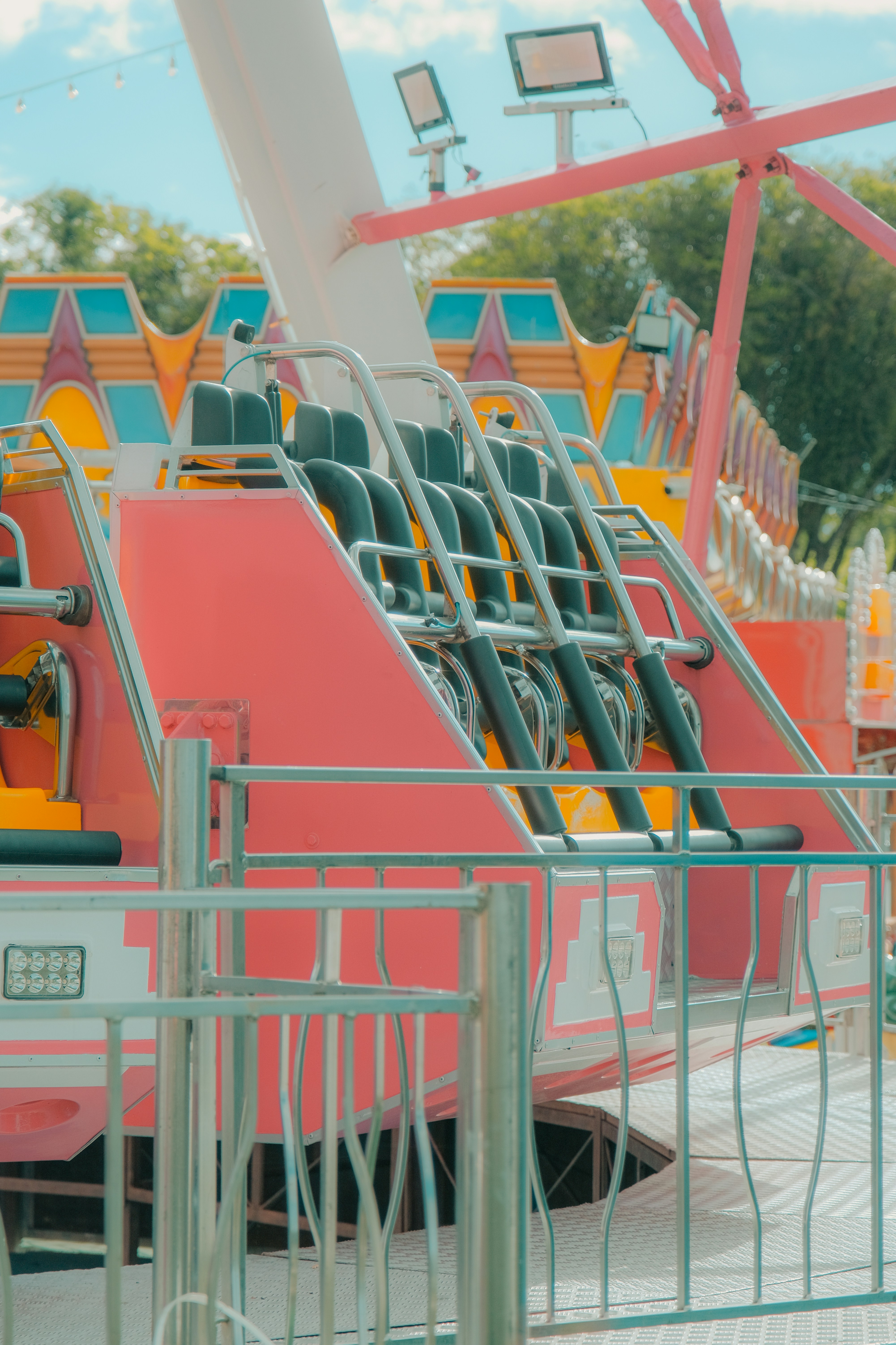 Vergnügungspark-Attraktion mit leeren Sitzen