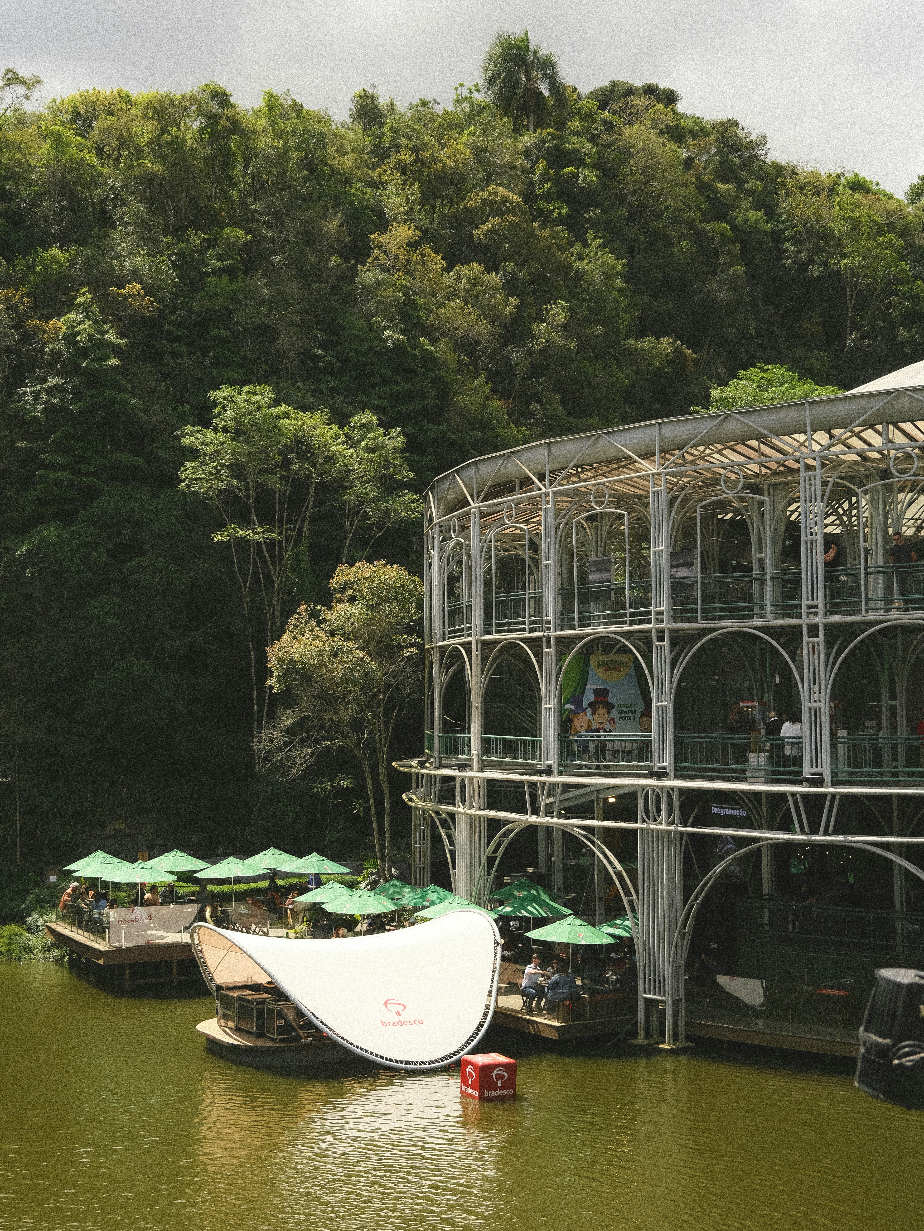 Modernes Gebäude mit Booten auf einem See